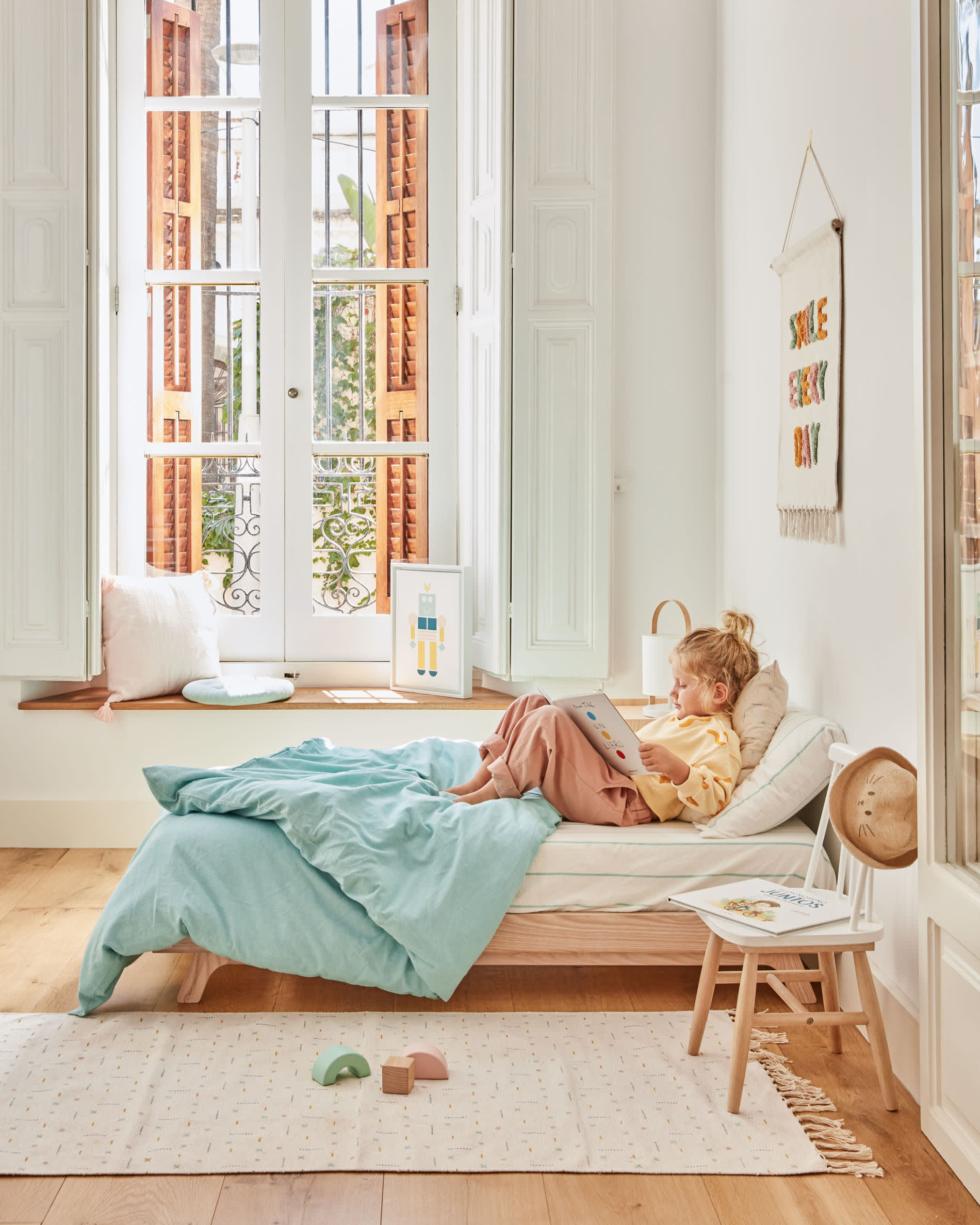 Tressia Kinderstuhl aus massivem Kautschukholz, weiß und natur, von Kave Home. Ideal für Kinderzimmer, robust und stilvoll.