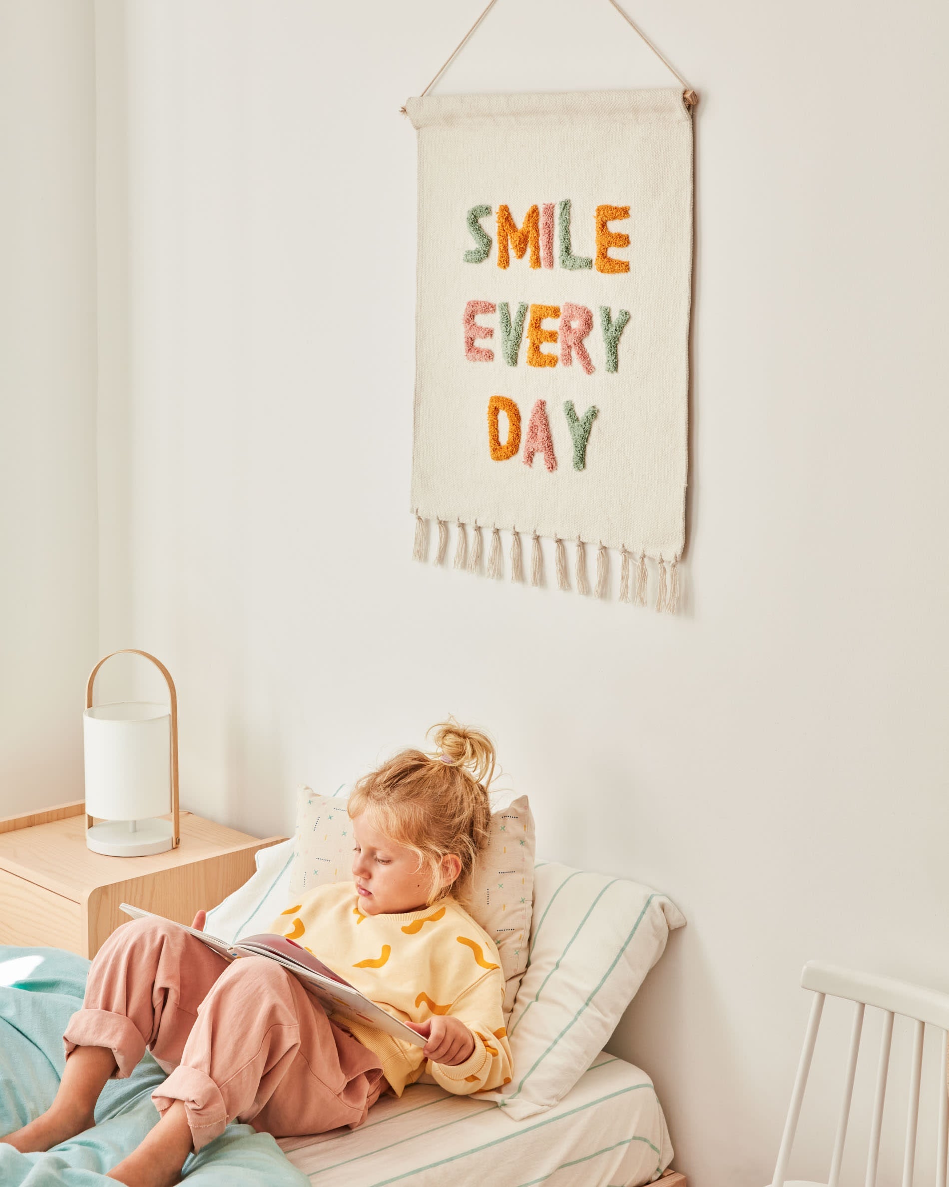 Tressia Kinderstuhl aus Kautschukholz, weiß und natur, von Kave Home. Perfekt für Kinderzimmer, langlebig und elegant.