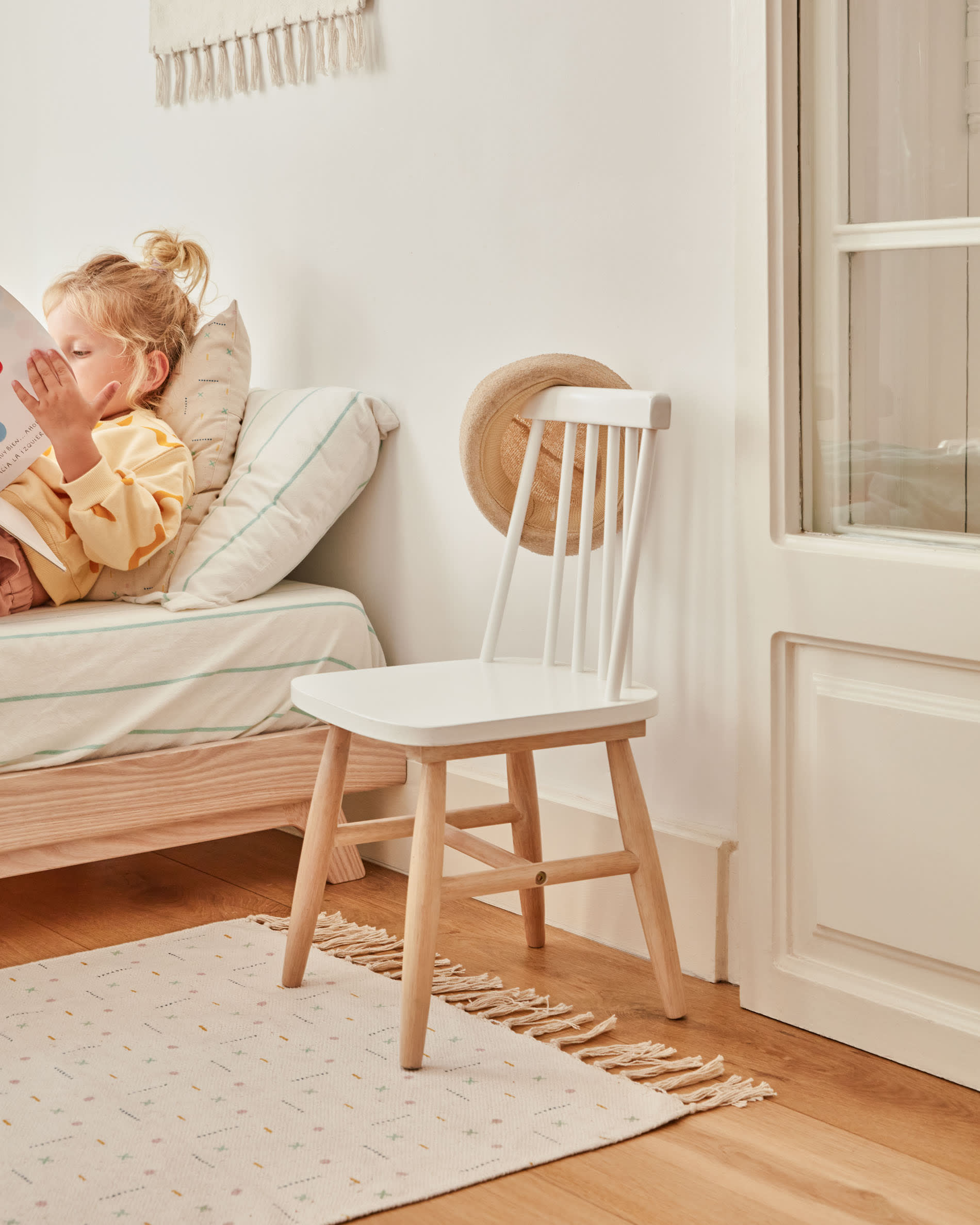 Tressia Kinderstuhl aus massivem Kautschukholz, weiß und natur, von Kave Home. Stilvoll, robust und ideal für Kinderzimmer.