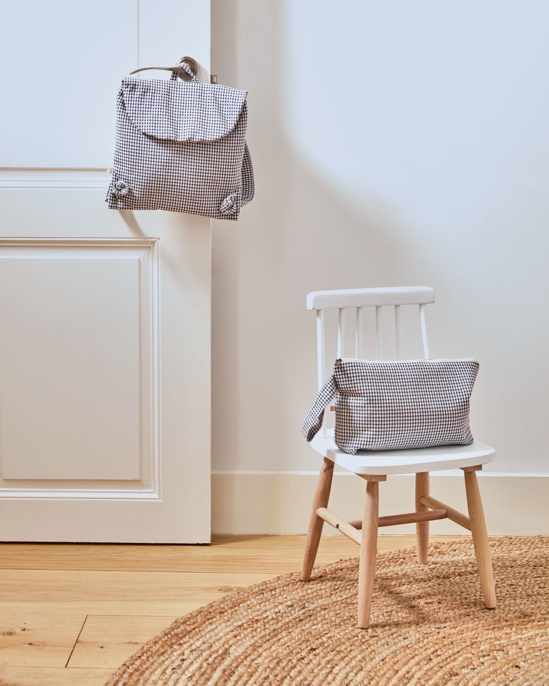 Tressia Kinderstuhl aus Kautschukholz, weiß und natur, von Kave Home. Perfekt für Kinderzimmer, robust und stilvoll.