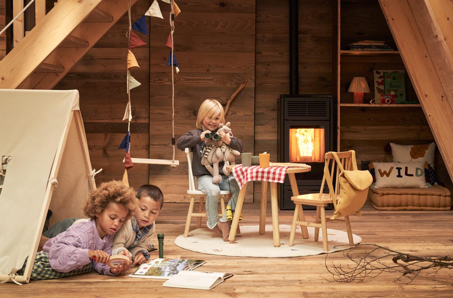 Tressia Kinderstuhl aus massivem Kautschukholz, weiß und natur, von Kave Home. Ideal für Kinderzimmer, langlebig und elegant.