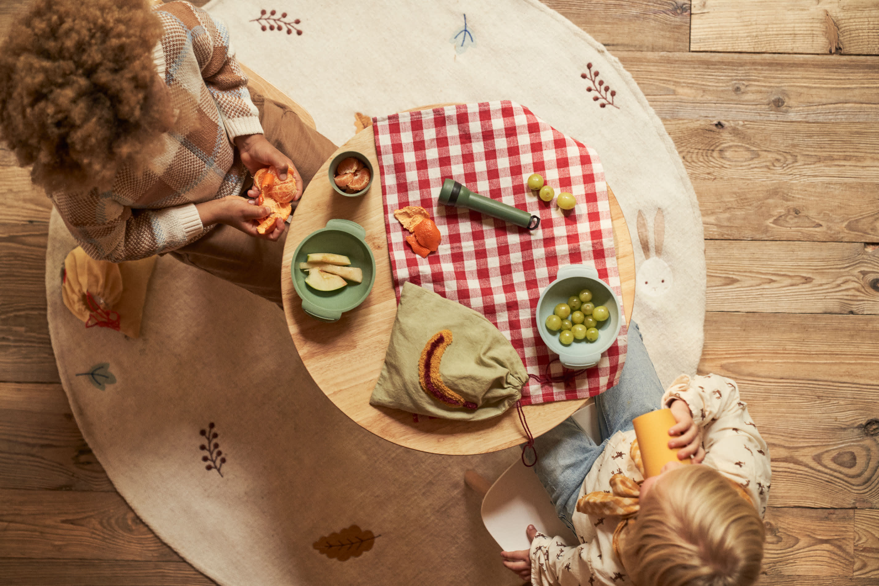 Tressia Kinderstuhl aus Kautschukholz, weiß und natur, von Kave Home. Perfekt für Kinder, robust und stilvoll.
