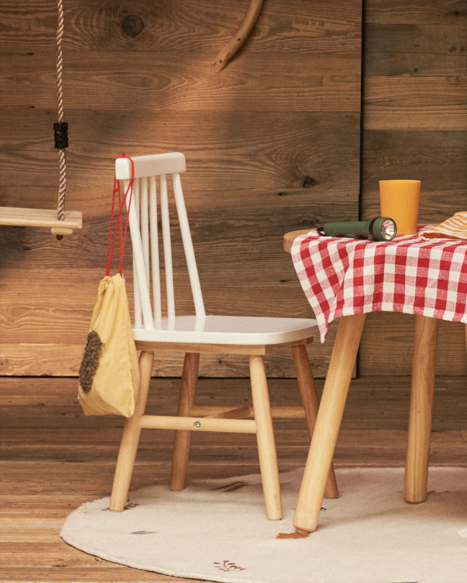 Tressia Kinderstuhl aus massivem Kautschukholz, weiß und natur, von Kave Home. Stilvoll, langlebig und ideal für Kinder.
