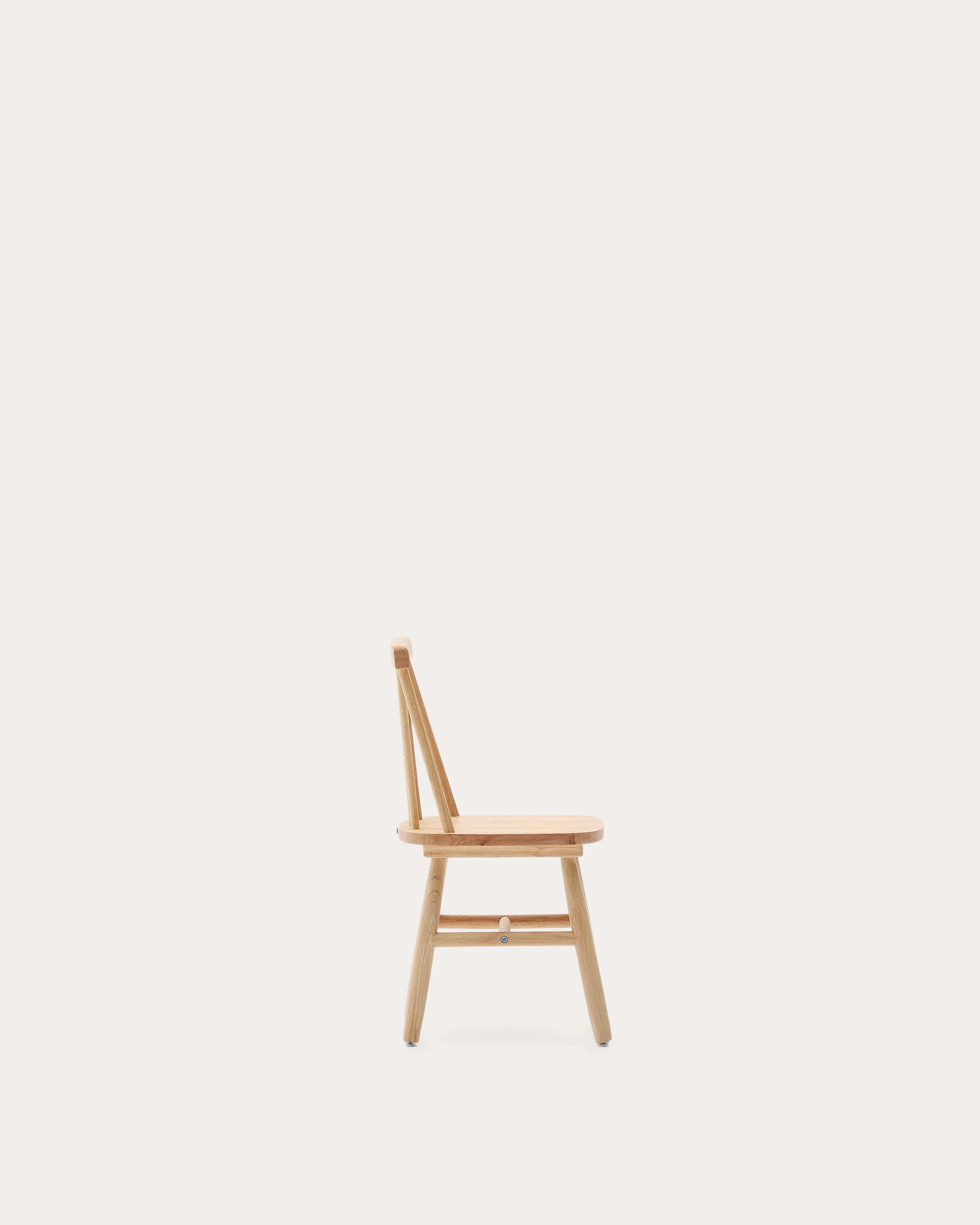 Kinderstuhl Tressia aus massivem Kautschukholz, mit natürlichem Finish, ideal für ein stilvolles und nachhaltiges Kinderzimmer.