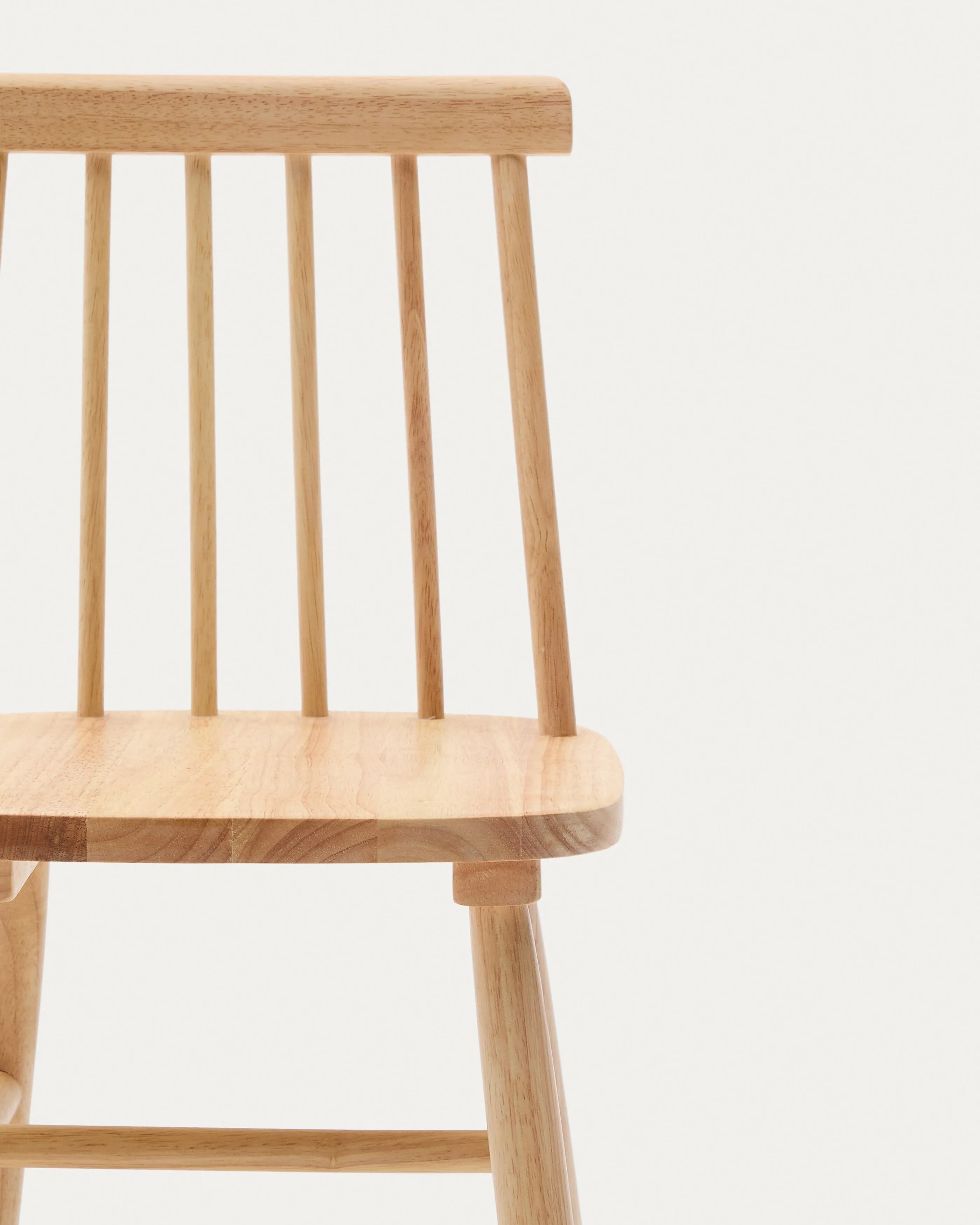 Kinderstuhl Tressia aus massivem Kautschukholz, mit natürlichem Finish, ideal für ein stilvolles und nachhaltiges Kinderzimmer.