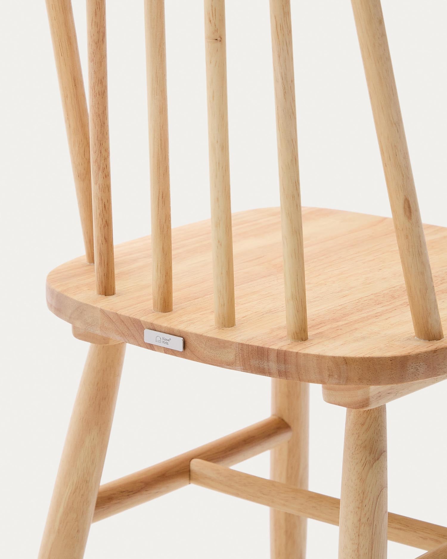 Kinderstuhl Tressia aus robustem Kautschukholz, mit natürlichem Finish, perfekt für ein modernes und umweltfreundliches Kinderzimmer.