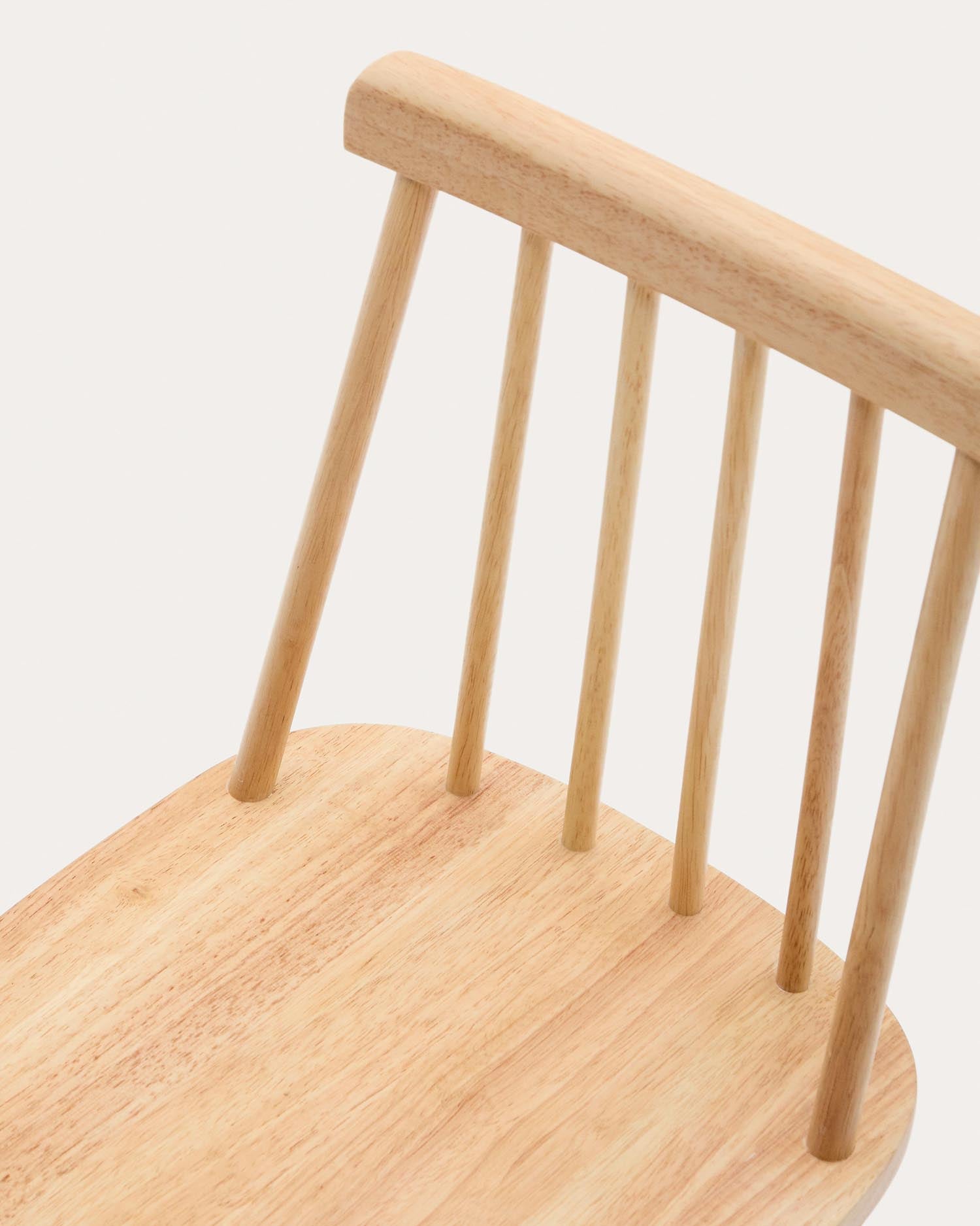 Kinderstuhl Tressia aus massivem Kautschukholz, mit natürlichem Finish, ideal für ein stilvolles und nachhaltiges Kinderzimmer.