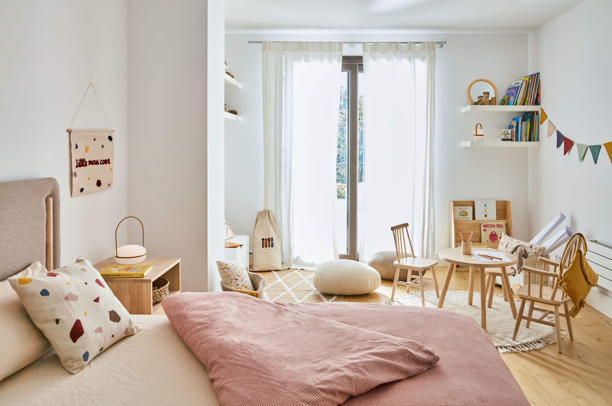 Kinderstuhl Tressia aus robustem Kautschukholz, mit natürlichem Finish, langlebig und perfekt für stilvolle Kinderzimmer.