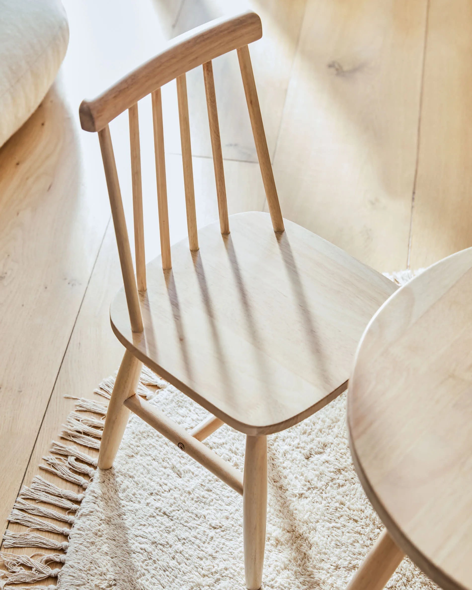 Kinderstuhl Tressia aus robustem Kautschukholz, mit natürlichem Finish, perfekt für ein modernes und umweltfreundliches Kinderzimmer.