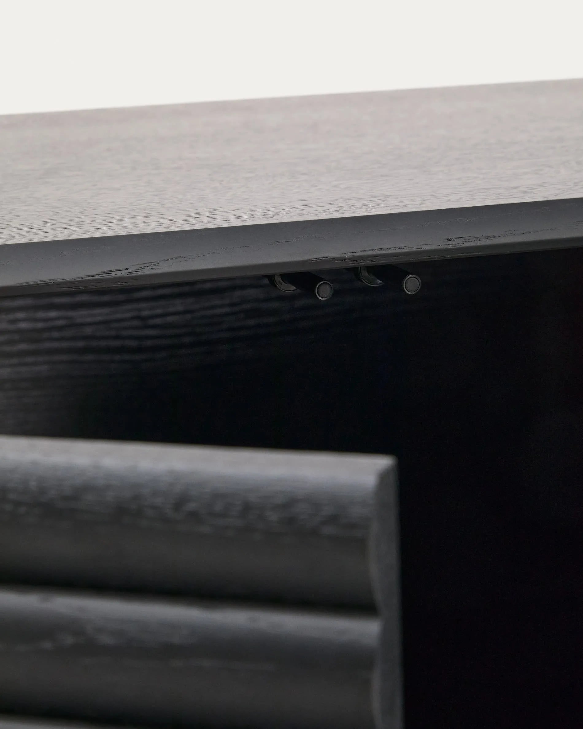 Elegantes Highboard Lenon aus Eiche, schwarz, mit 3 Türen, 3 Schubladen, FSC-zertifiziert, 200x86cm, massiv und furniert.