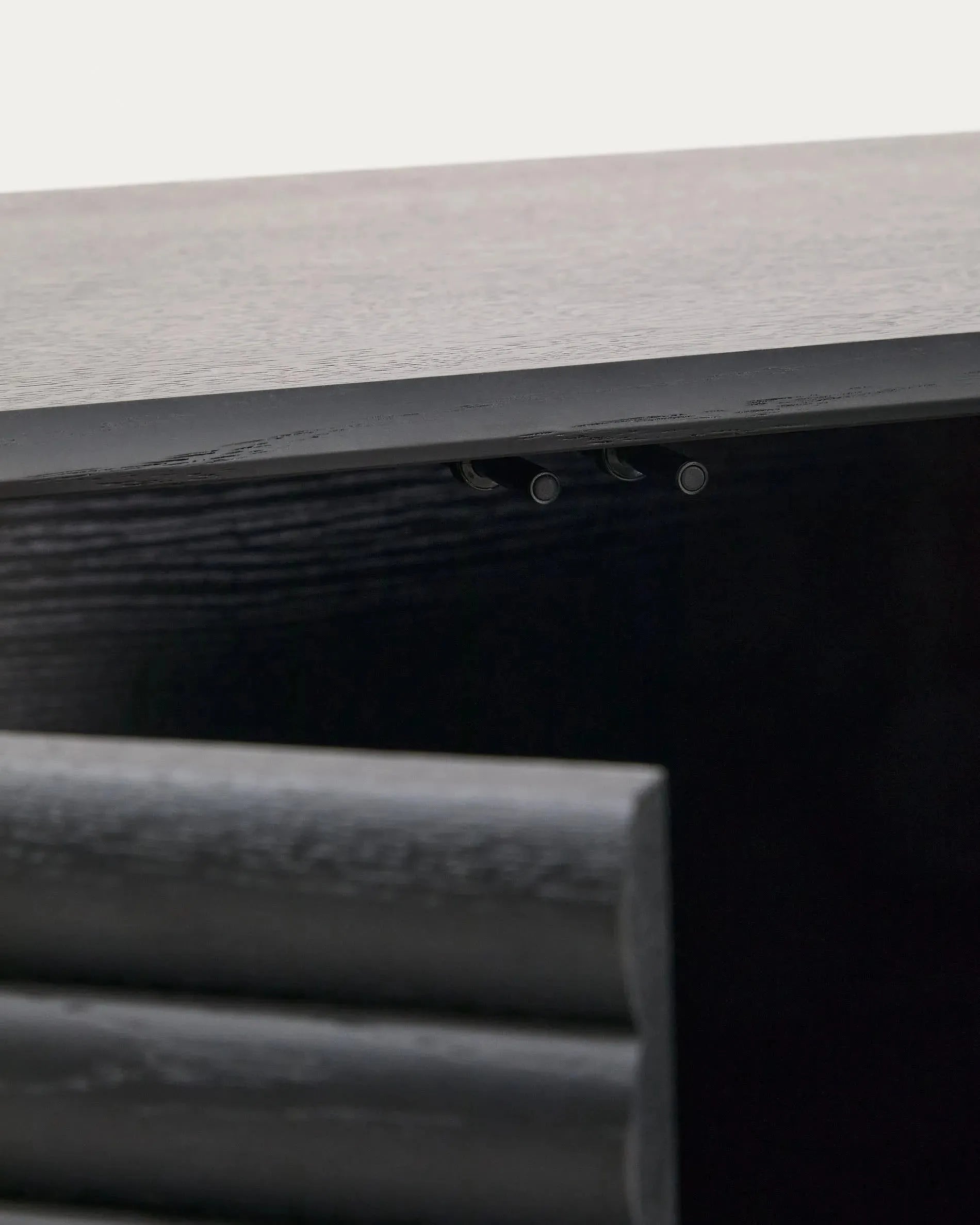 Stilvolles Highboard Lenon aus Eiche, schwarz, mit 3 Türen, 3 Schubladen, FSC-zertifiziert, 200x86cm, massiv und furniert.