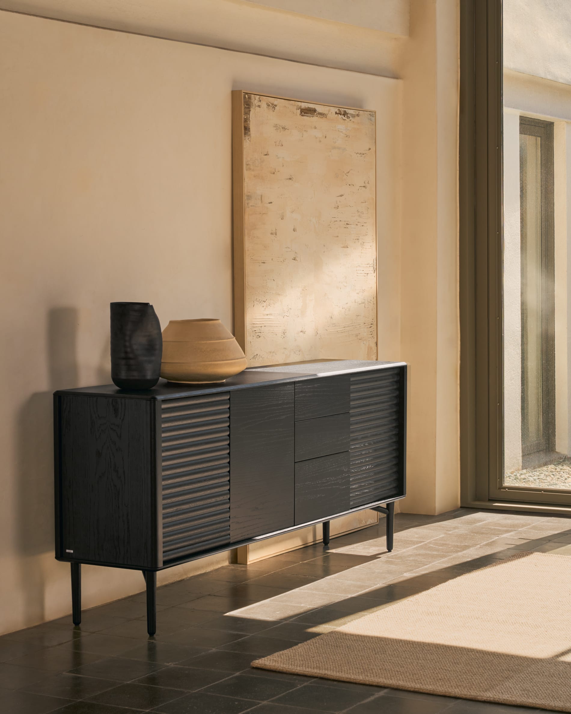 Stilvolles Highboard Lenon aus Eiche, schwarz, mit 3 Türen, 3 Schubladen, FSC-zertifiziert, 200x86cm, massiv und furniert.