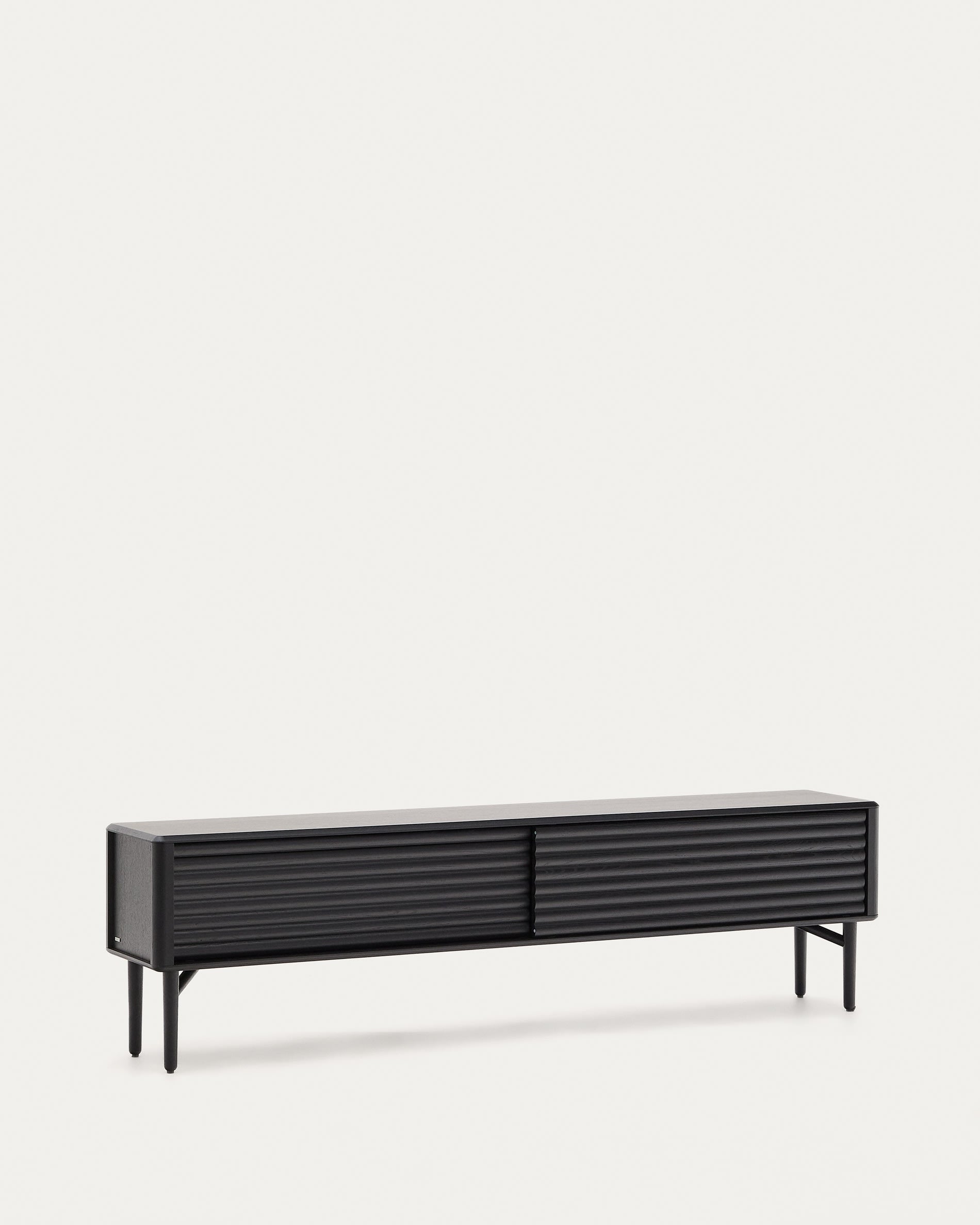 Elegantes TV-Möbel aus FSC-zertifiziertem Holz, schwarz, 200x57 cm, mit 2 Türen, Massivholz und Eichenfurnier, von Kave Home.