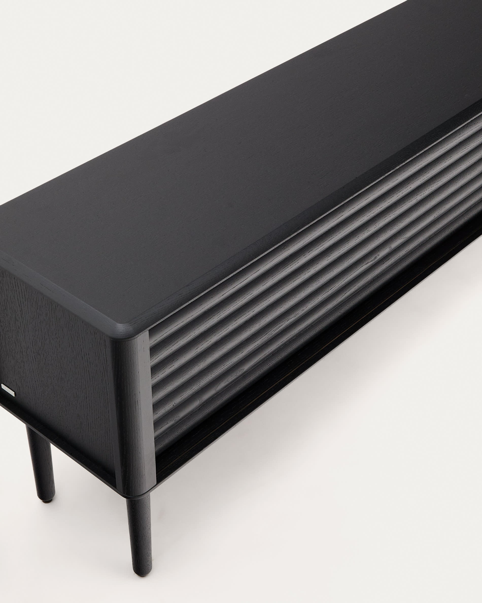 Stilvolles TV-Möbel aus FSC-zertifiziertem Holz, schwarz, 200x57 cm, mit 2 Türen, Massivholz und Eichenfurnier, von Kave Home.