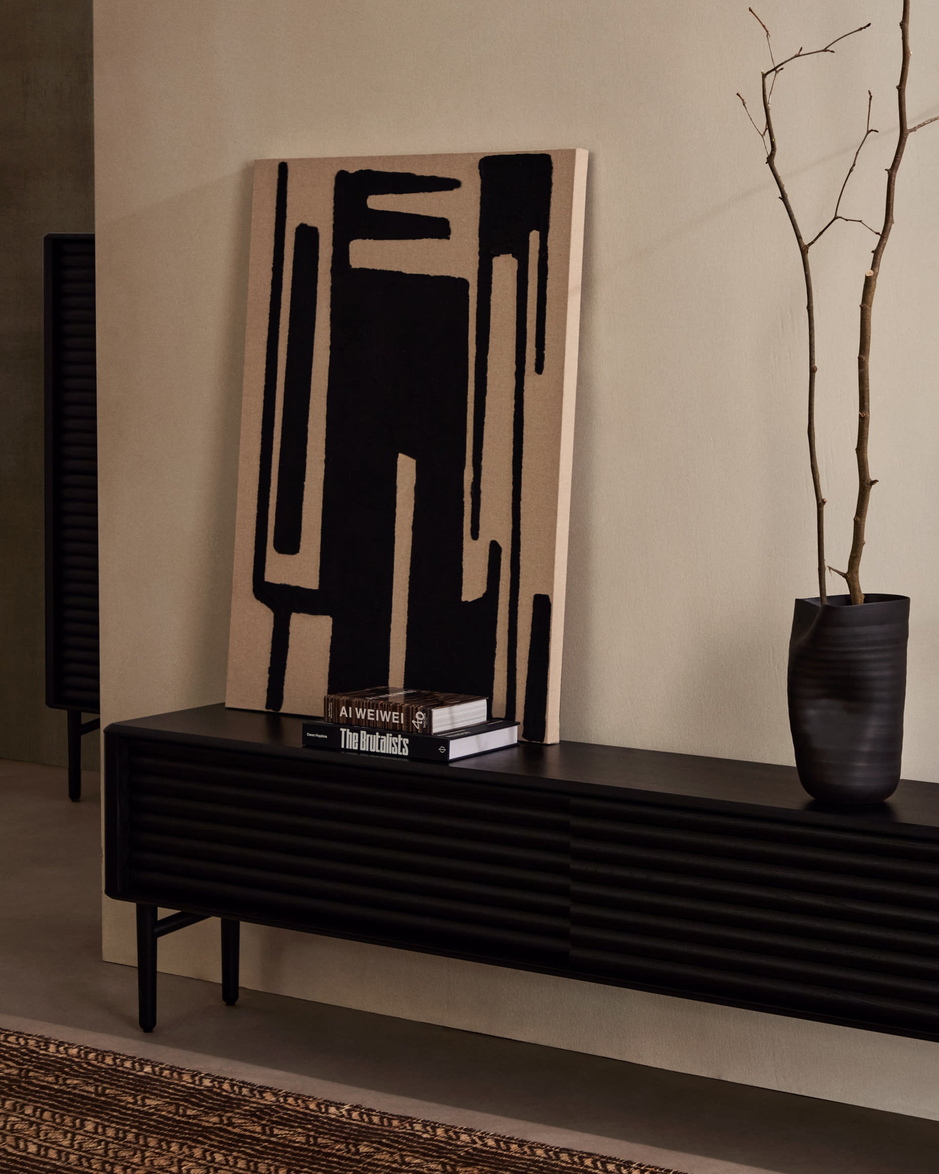 Stilvolles TV-Möbel aus schwarzem Massivholz und Eichenfurnier, 200x57 cm, FSC-zertifiziert, mit 2 Türen, von Kave Home.