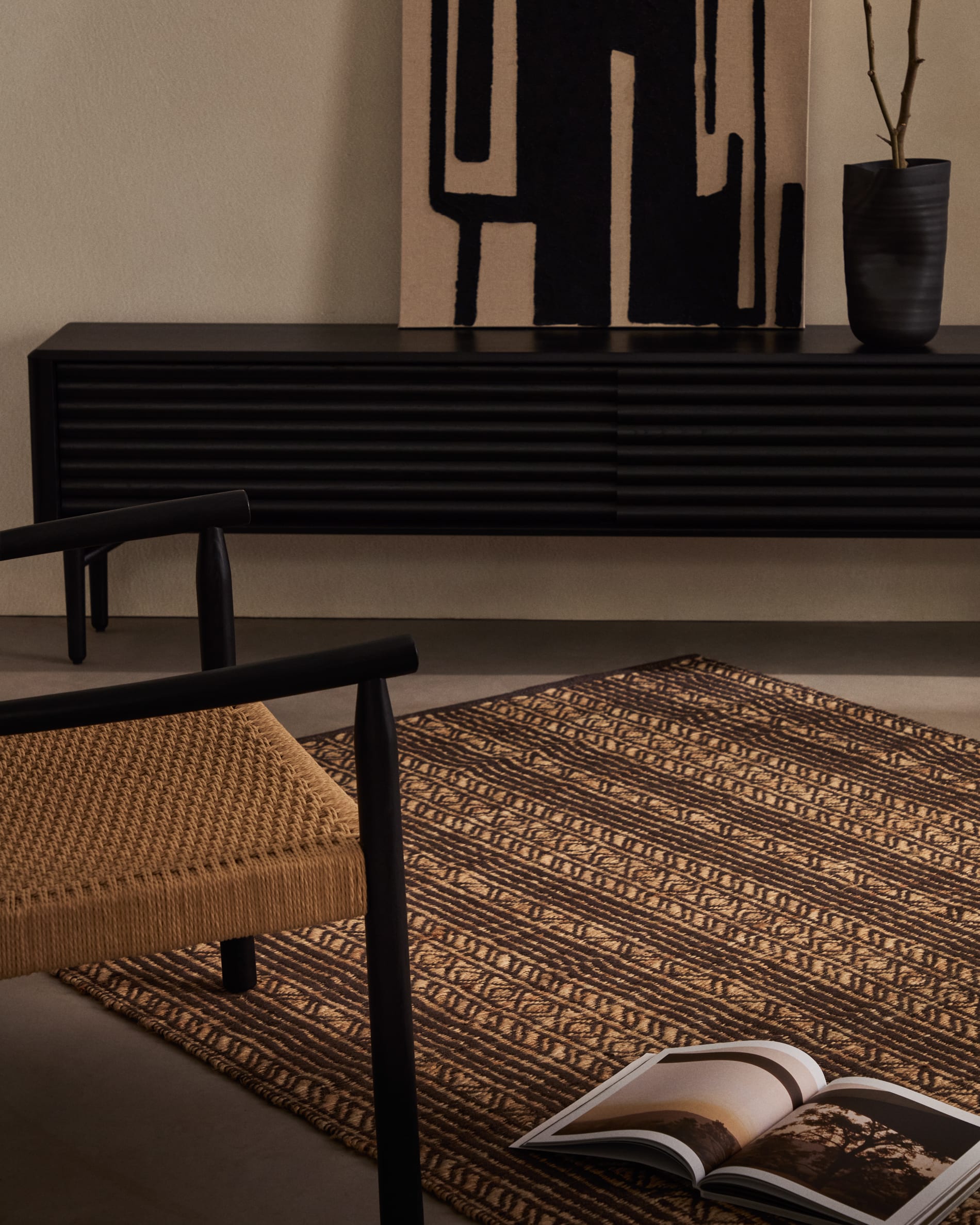Elegantes TV-Möbel aus FSC-zertifiziertem Holz, schwarz, 200x57 cm, mit 2 Türen, Massivholz und Eichenfurnier, von Kave Home.