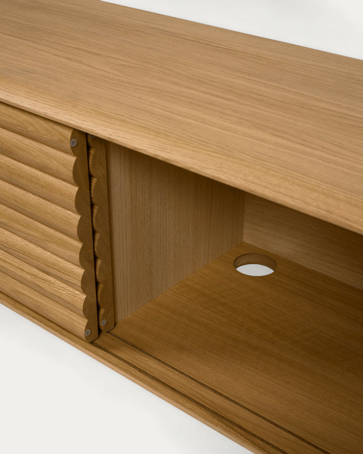 Lenon TV-Schrank 2 Türen aus massiver Eiche und Furnier 200 x 57 cm FSC MIX Credit in Natur präsentiert im Onlineshop von KAQTU Design AG. TV-Möbel ist von Kave Home