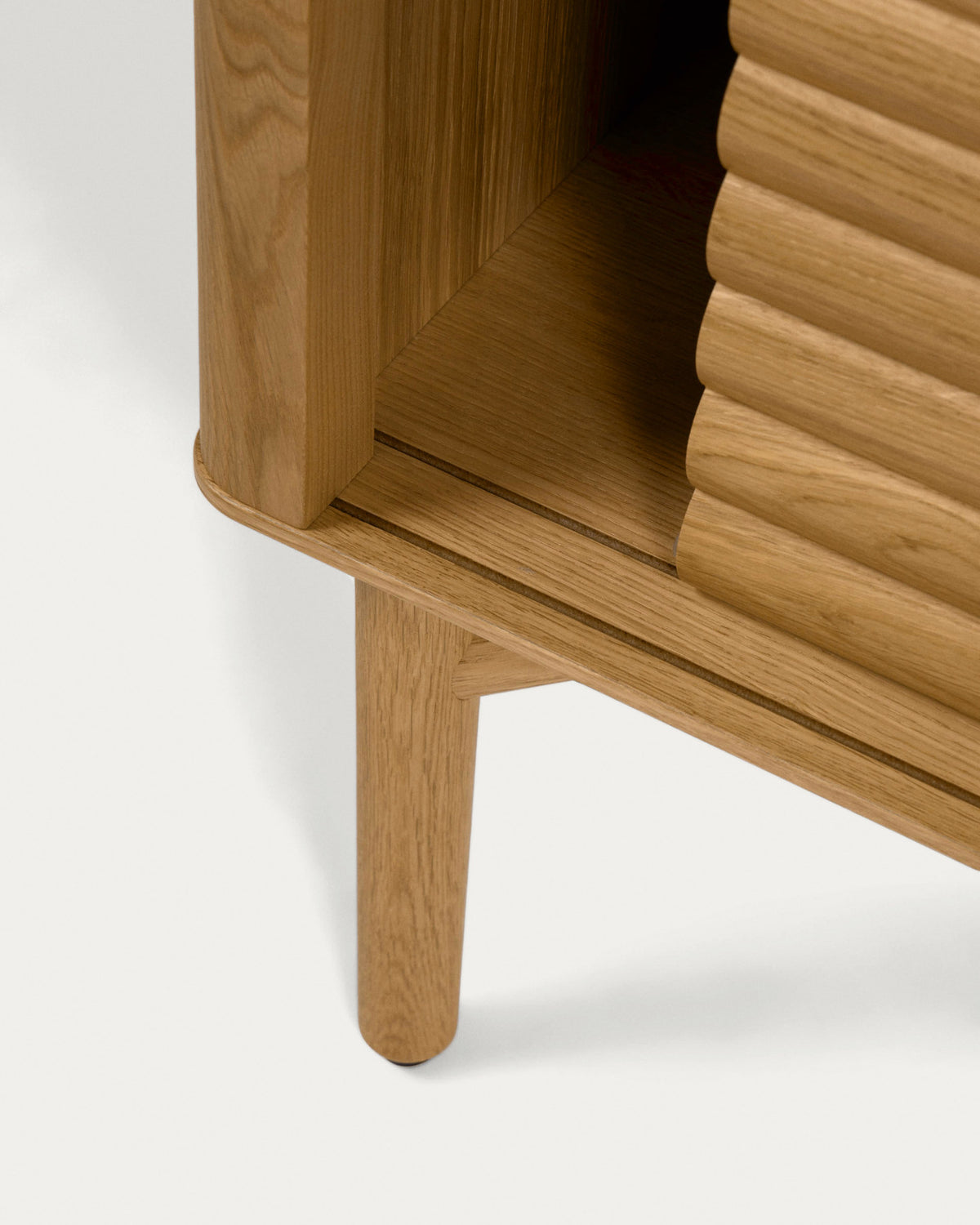 Lenon TV-Schrank 2 Türen aus massiver Eiche und Furnier 200 x 57 cm FSC MIX Credit in Natur präsentiert im Onlineshop von KAQTU Design AG. TV-Möbel ist von Kave Home