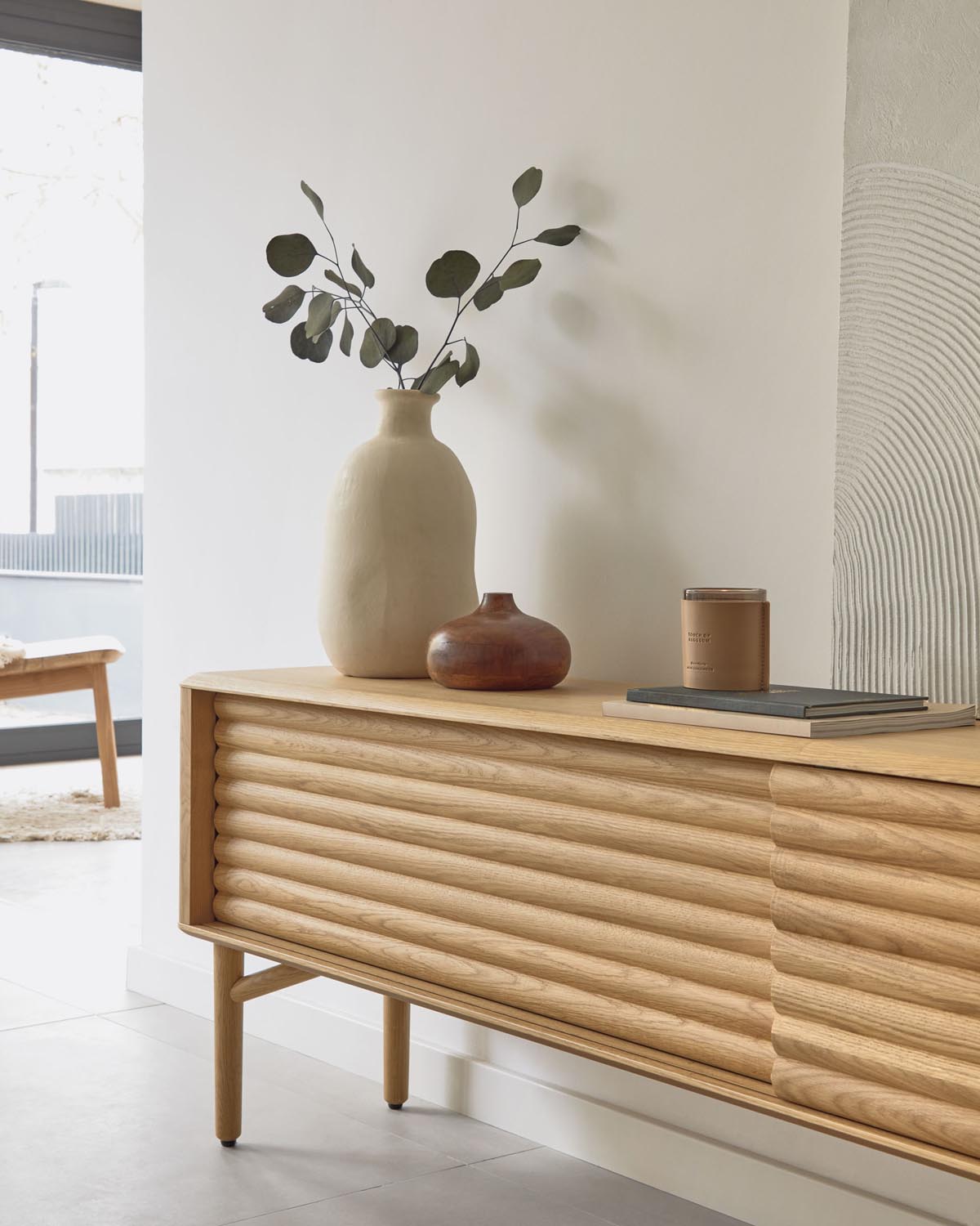 Lenon TV-Schrank 2 Türen aus massiver Eiche und Furnier 200 x 57 cm FSC MIX Credit in Natur präsentiert im Onlineshop von KAQTU Design AG. Sideboard ist von Kave Home