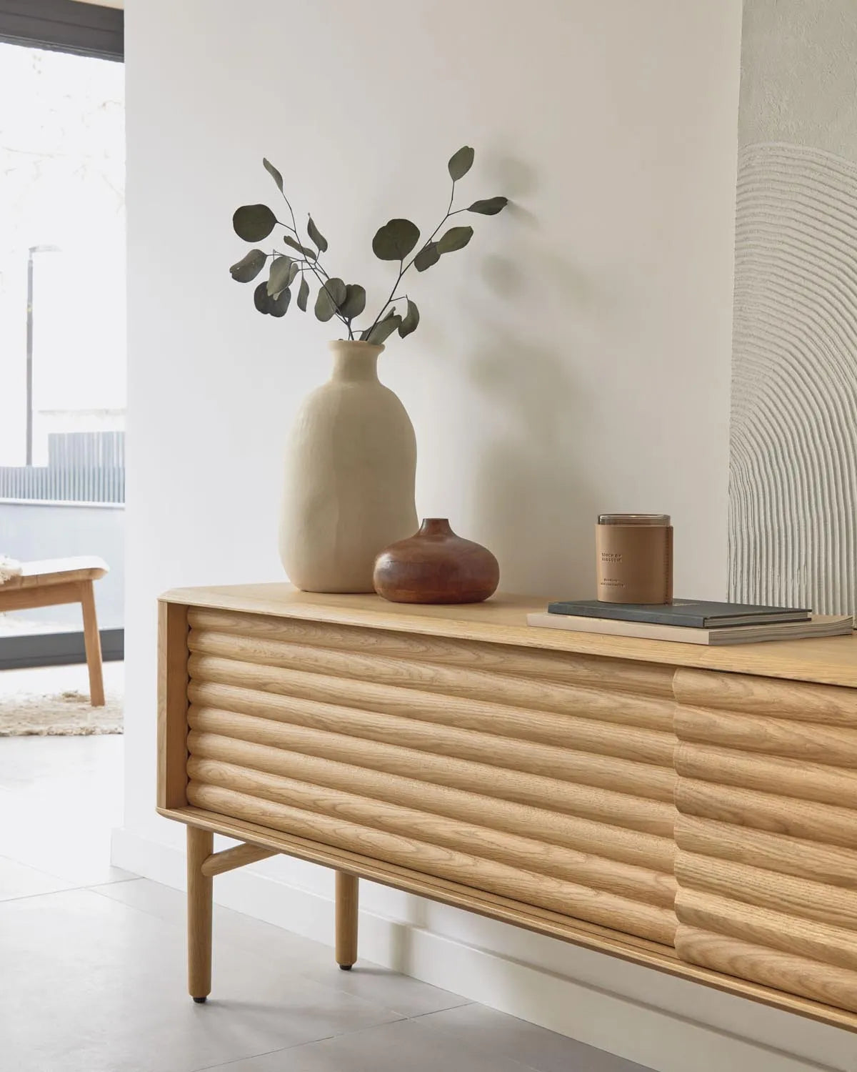 Lenon TV-Schrank 2 Türen aus massiver Eiche und Furnier 200 x 57 cm FSC MIX Credit in Natur präsentiert im Onlineshop von KAQTU Design AG. Sideboard ist von Kave Home