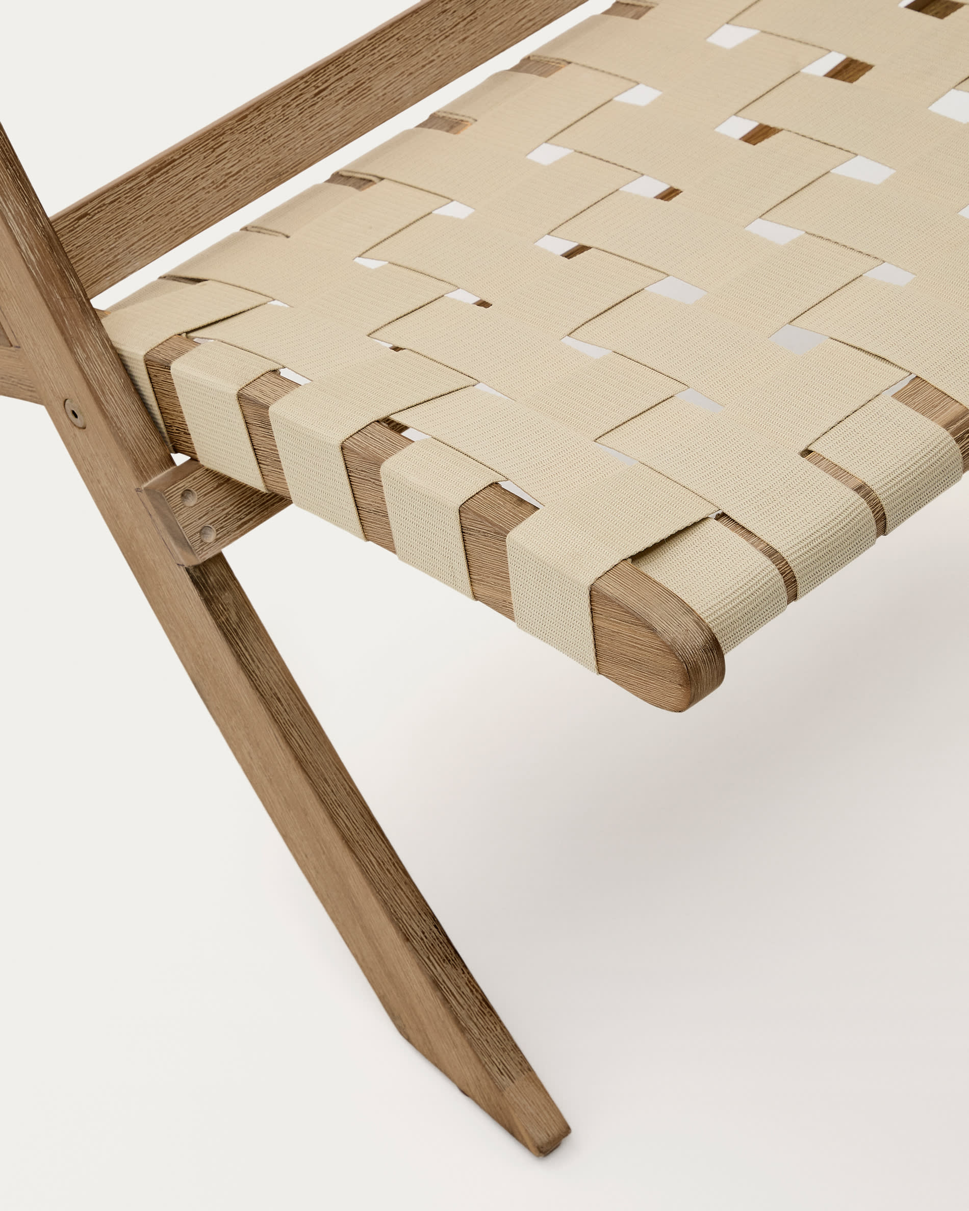 Eleganter Klappsessel aus FSC-zertifiziertem Akazienholz mit cremefarbenem Seil, ideal für stilvolle und nachhaltige Entspannung.