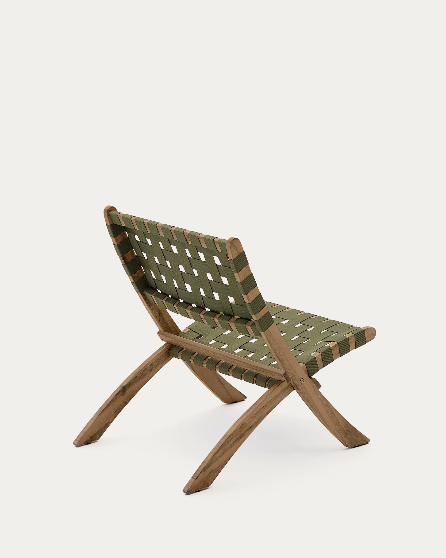 Eleganter Klappsessel aus FSC-zertifiziertem Akazienholz mit grünem Seilgeflecht, perfekt für nachhaltige Entspannung.