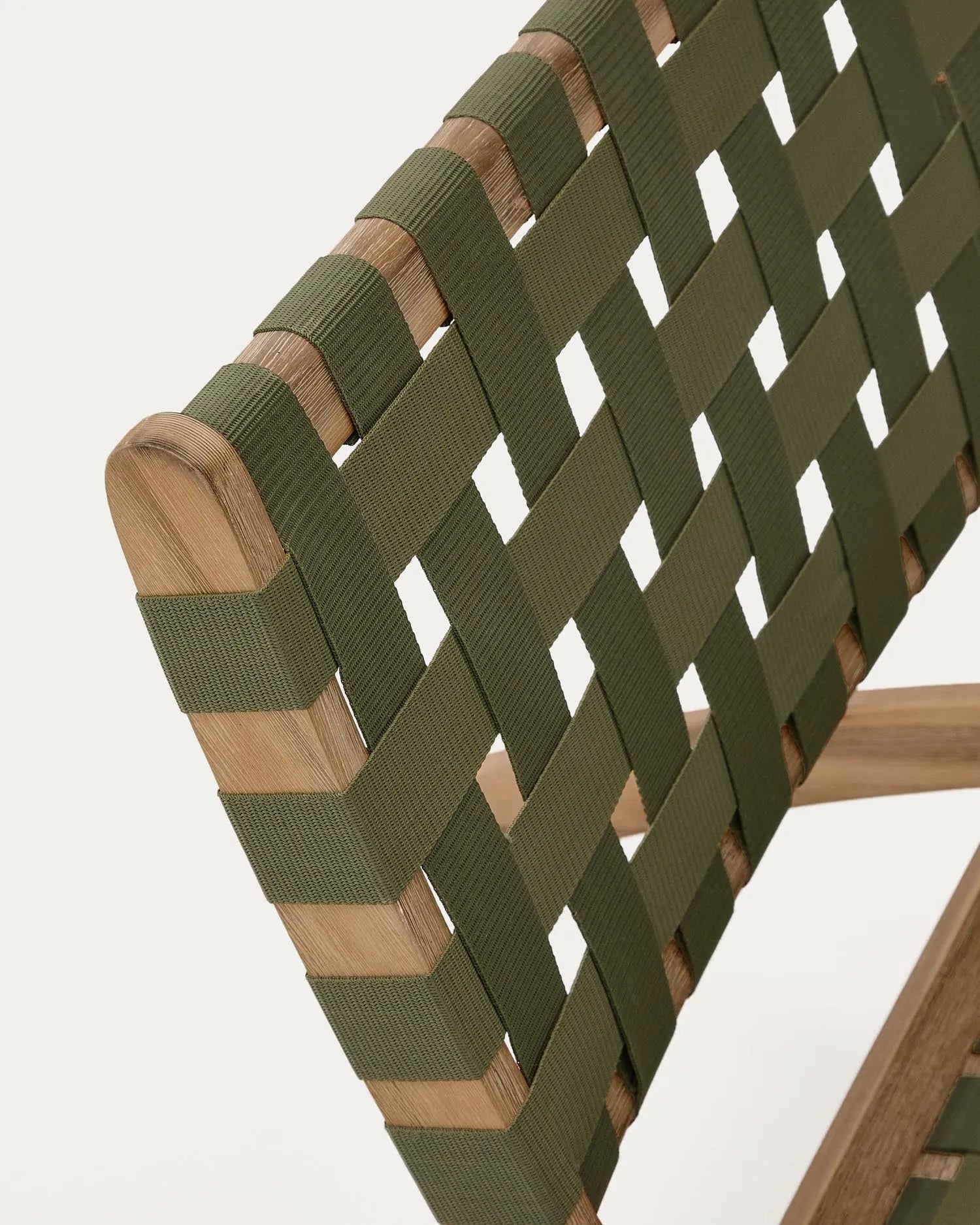 Eleganter Klappsessel aus FSC-zertifiziertem Akazienholz mit grünem Seilgeflecht, ideal für stilvolle und nachhaltige Entspannung.