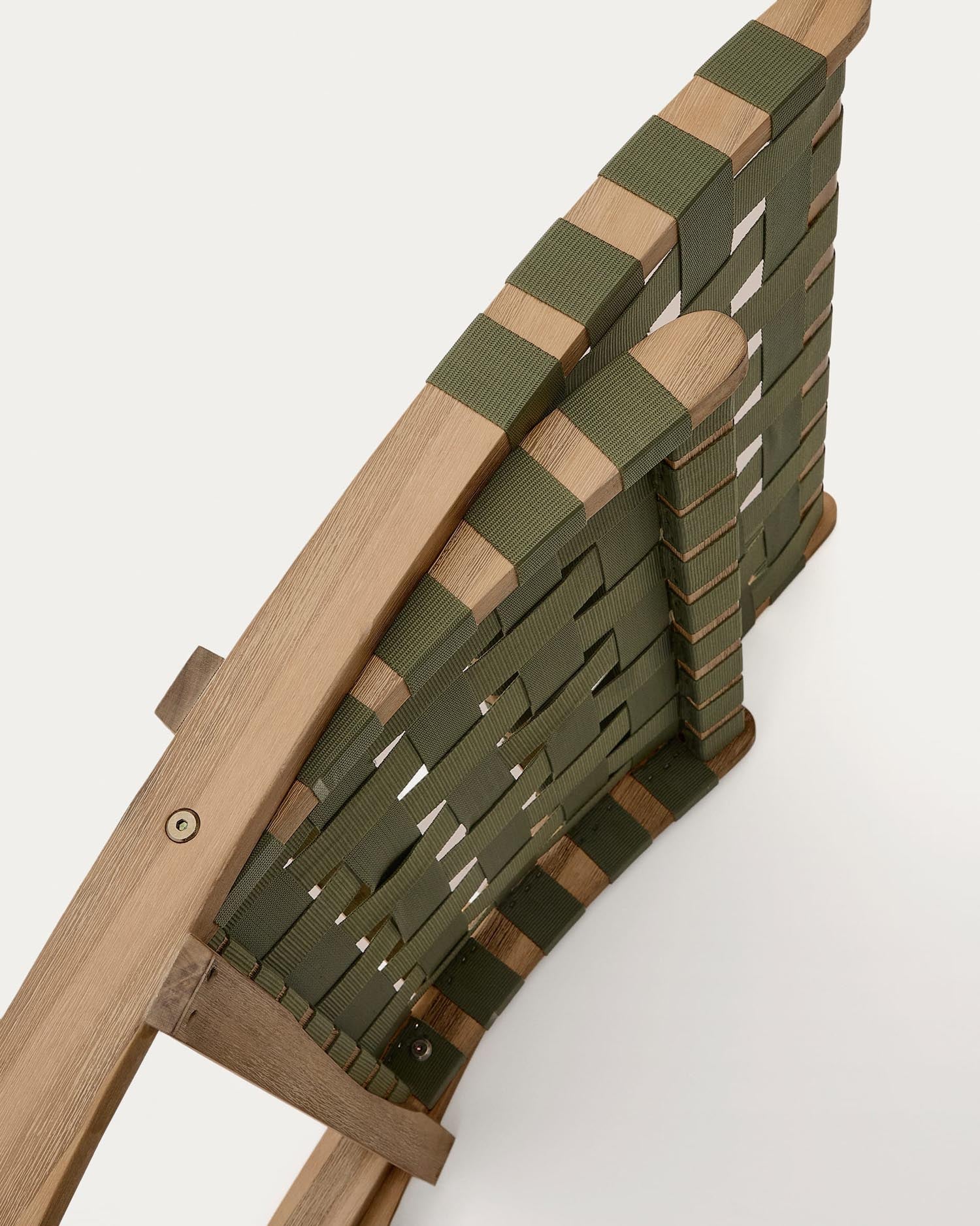 Eleganter Klappsessel aus FSC-zertifiziertem Akazienholz mit grünem Seilgeflecht, ideal für stilvollen und umweltfreundlichen Komfort.