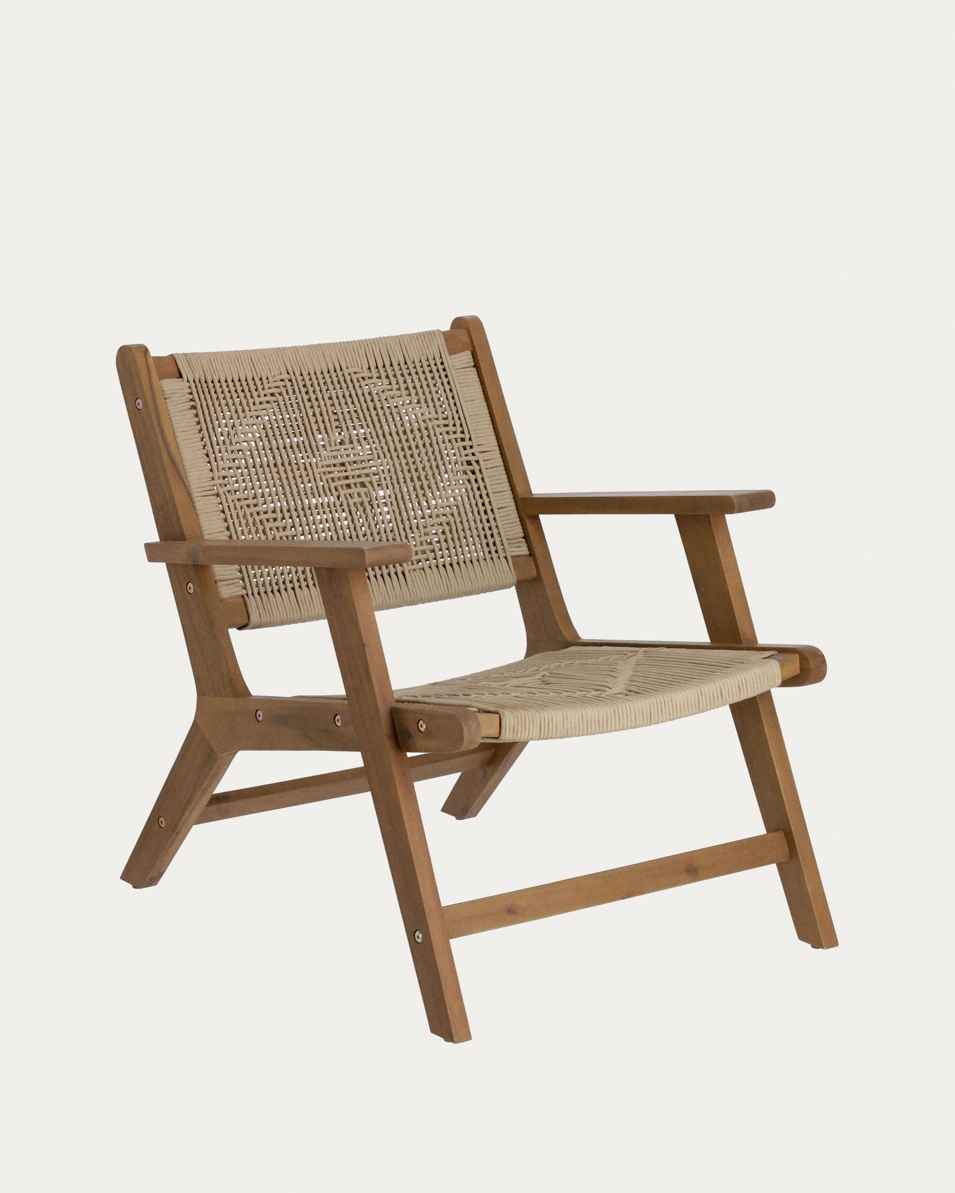 3D-Modell eines eleganten Geralda Sessels aus dunklem Akazienholz, ideal für stilvolle Outdoor-Bereiche.
