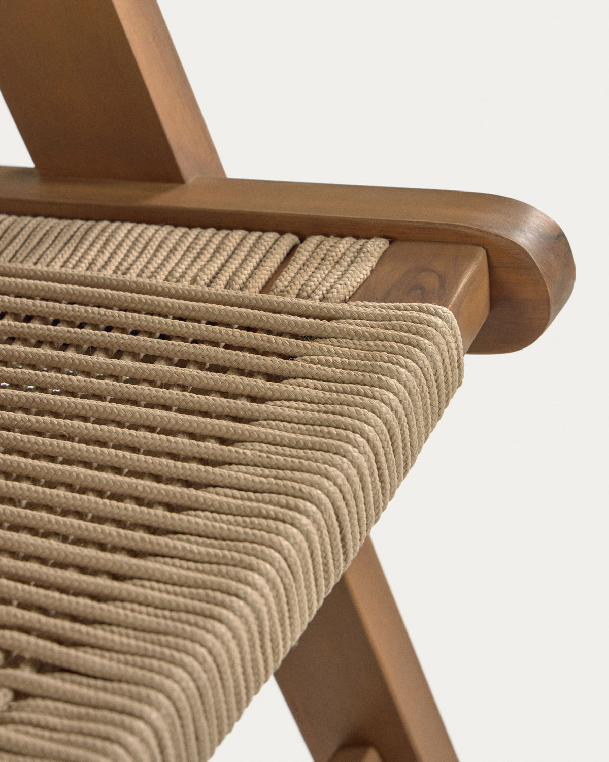 Geralda Sessel aus Akazienholz mit dunklem Finish FSC 100% in Beige präsentiert im Onlineshop von KAQTU Design AG. Outdoor-Sessel mit Armlehnen ist von Kave Home
