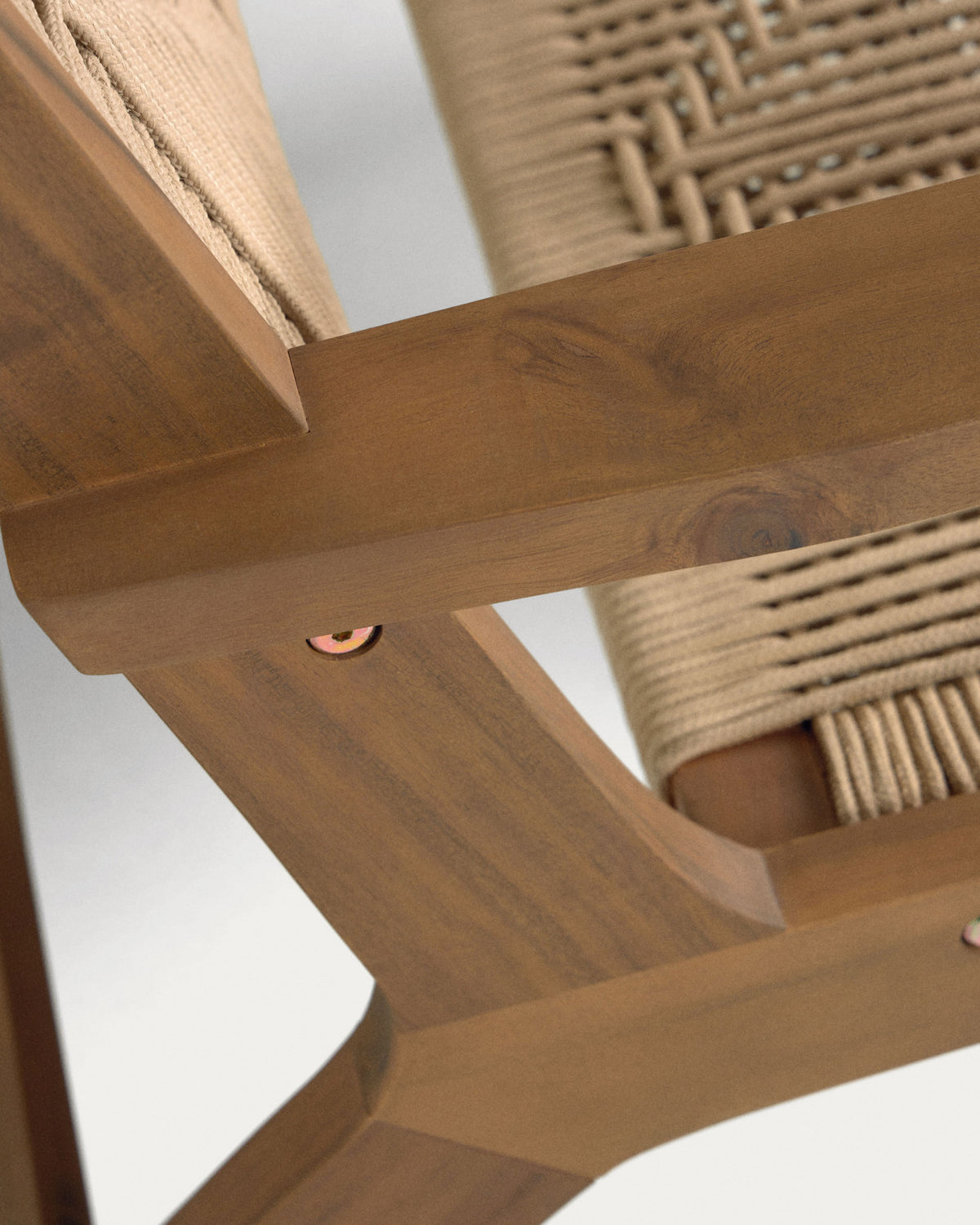 Geralda Sessel aus Akazienholz mit dunklem Finish FSC 100% in Beige präsentiert im Onlineshop von KAQTU Design AG. Outdoor-Sessel mit Armlehnen ist von Kave Home