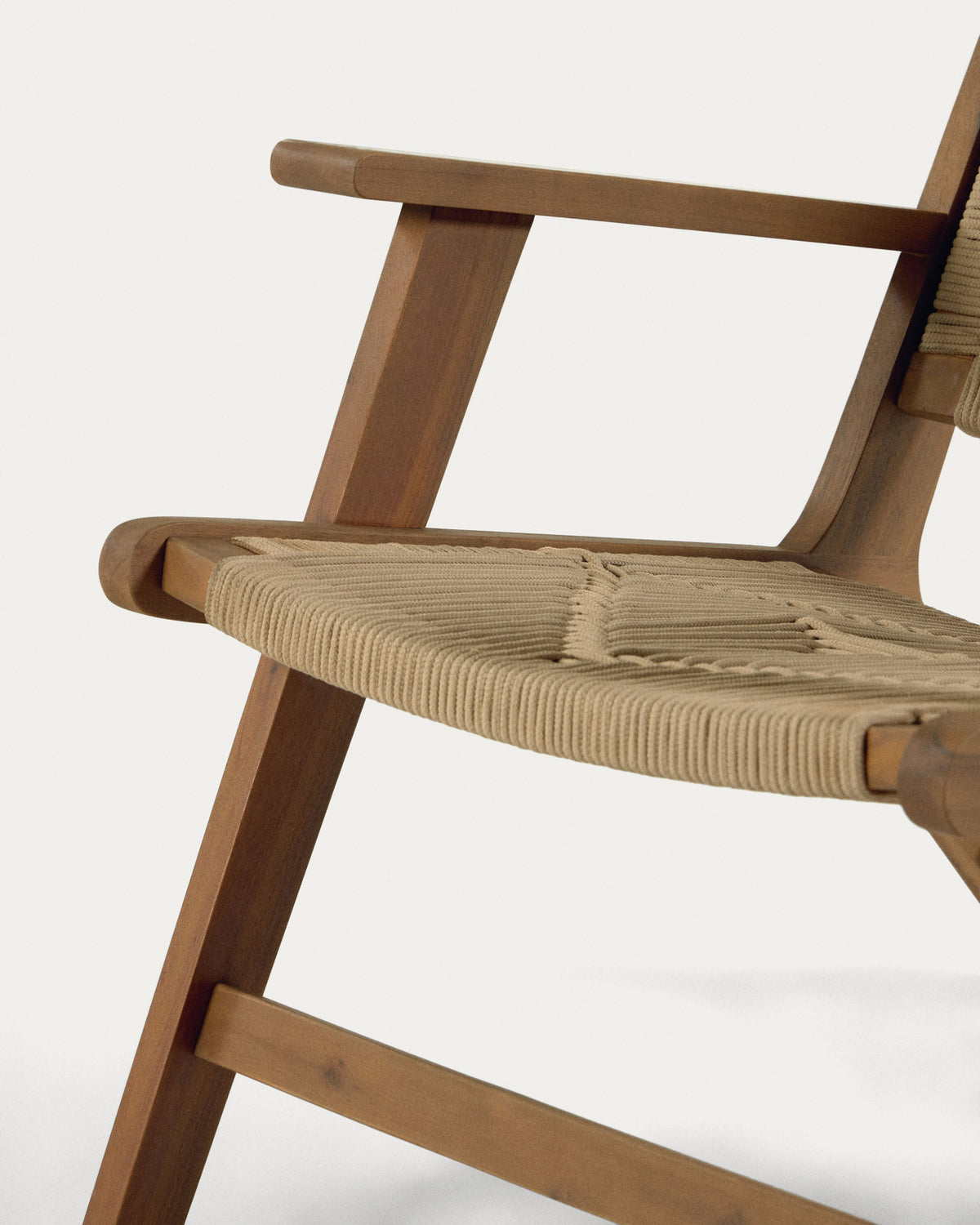 Geralda Sessel aus Akazienholz mit dunklem Finish FSC 100% in Beige präsentiert im Onlineshop von KAQTU Design AG. Outdoor-Sessel mit Armlehnen ist von Kave Home