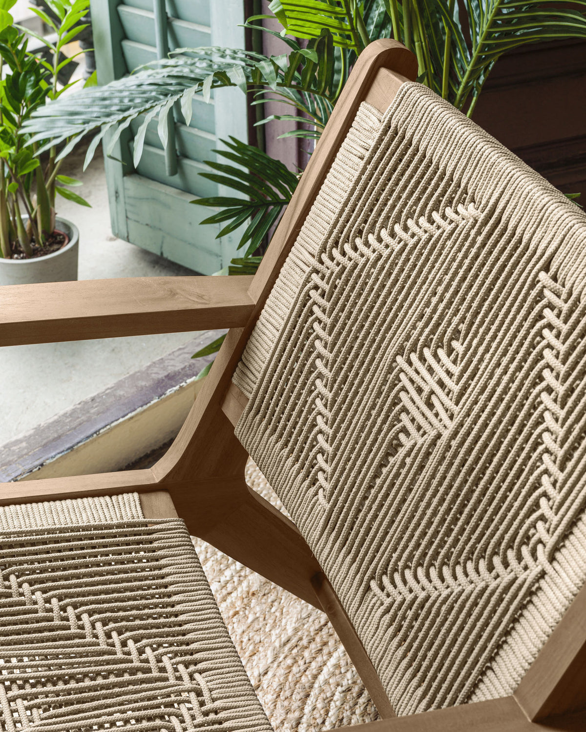 Geralda Sessel aus Akazienholz mit dunklem Finish FSC 100% in Beige präsentiert im Onlineshop von KAQTU Design AG. Outdoor-Sessel mit Armlehnen ist von Kave Home