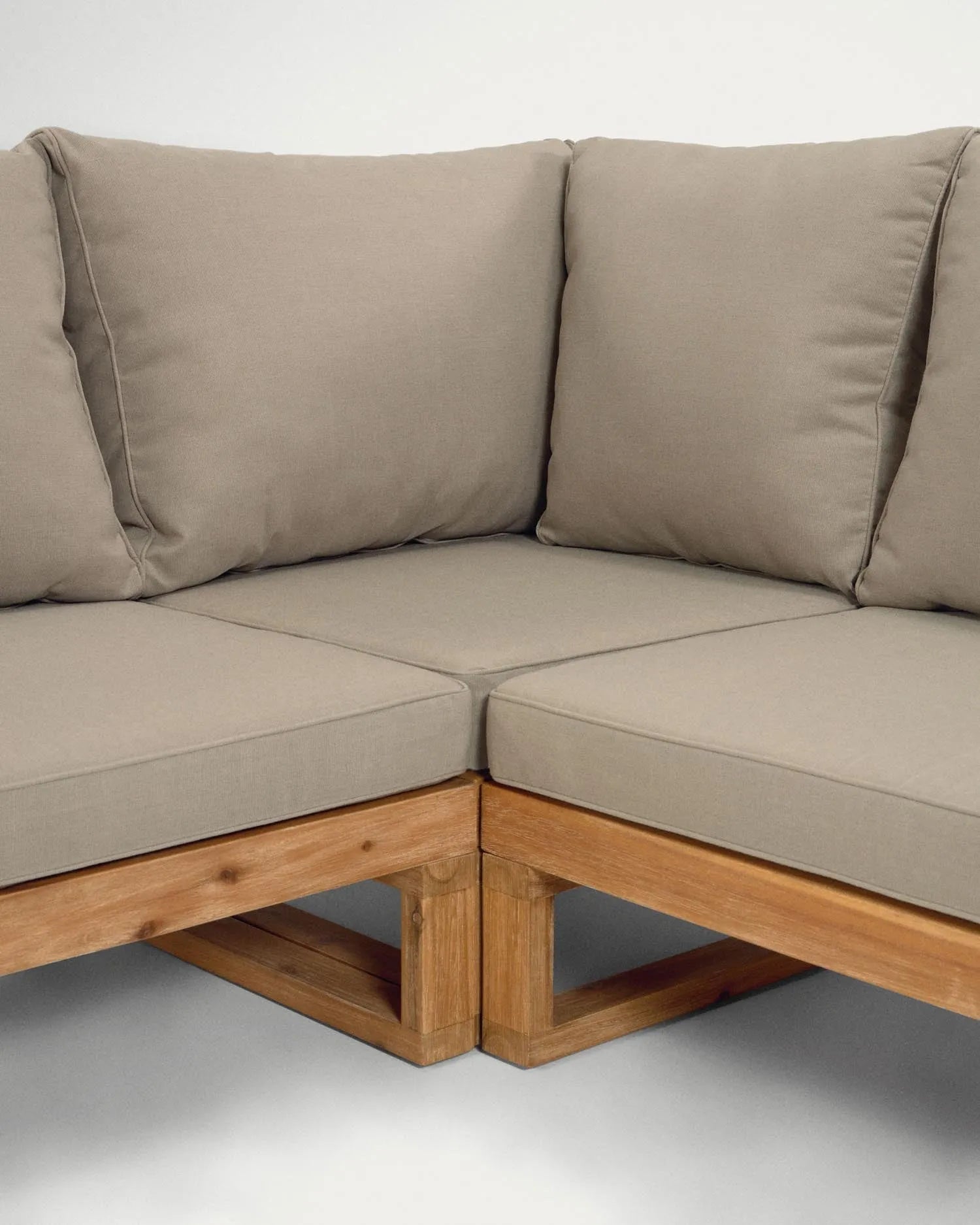 Flaviina Set: Ecksofa und Tisch aus FSC-zertifiziertem Akazienholz, 5-Sitzer, modern, nachhaltig, perfekt für elegante Wohnräume.