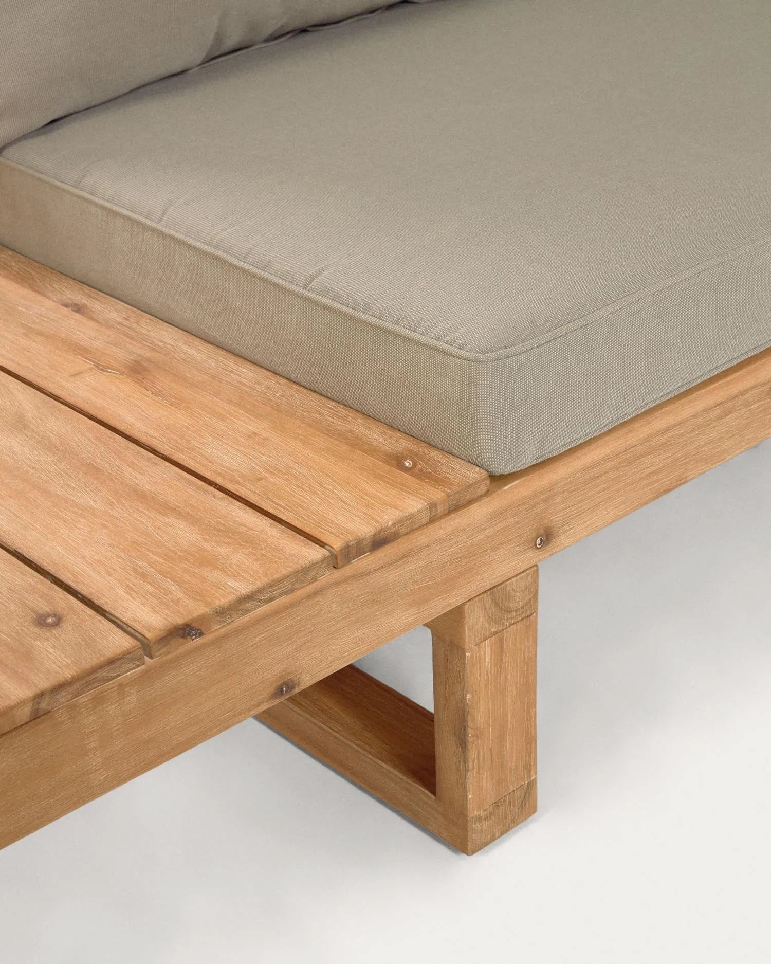 Flaviina Set: Ecksofa und Tisch aus FSC-zertifiziertem Akazienholz, 5-Sitzer, modern, nachhaltig, perfekt für elegante Wohnräume.