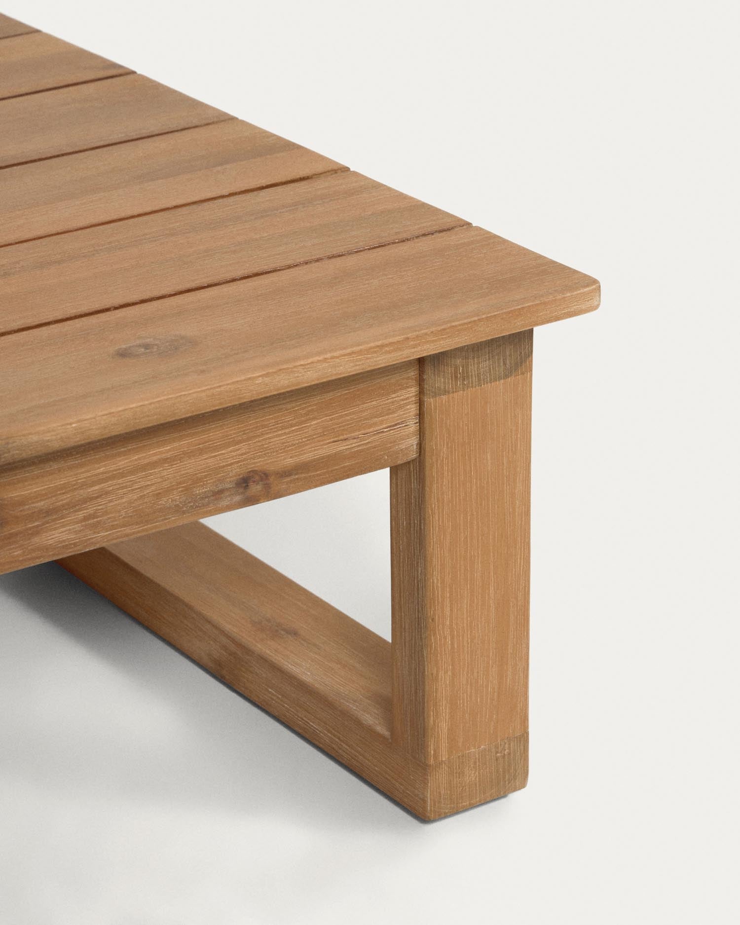Set Flaviina: 5-Sitzer Ecksofa und Tisch aus FSC-zertifiziertem Akazienholz, modern und nachhaltig, ideal für stilvolle Räume.