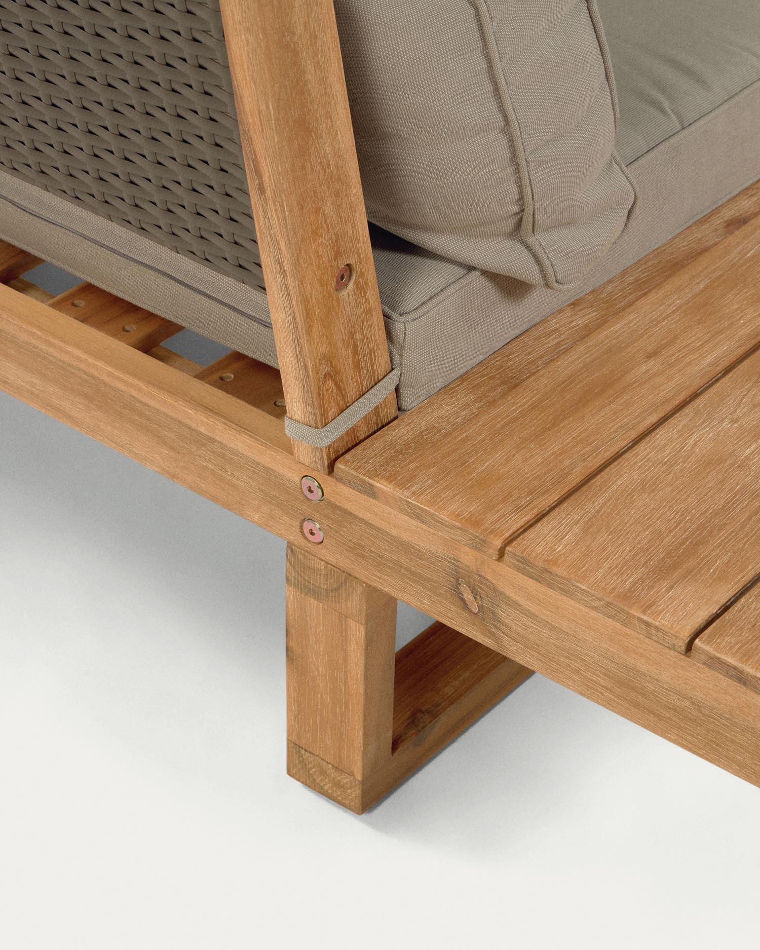 Set Flaviina: 5-Sitzer Ecksofa und Tisch aus FSC-zertifiziertem Akazienholz, modern und nachhaltig, ideal für stilvolle Räume.