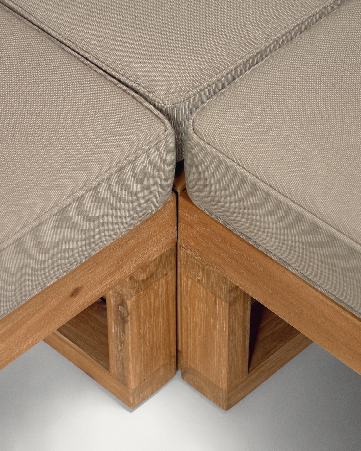 Set Flaviina: 5-Sitzer Ecksofa und Tisch aus FSC-zertifiziertem Akazienholz, modern und nachhaltig, ideal für stilvolle Räume.
