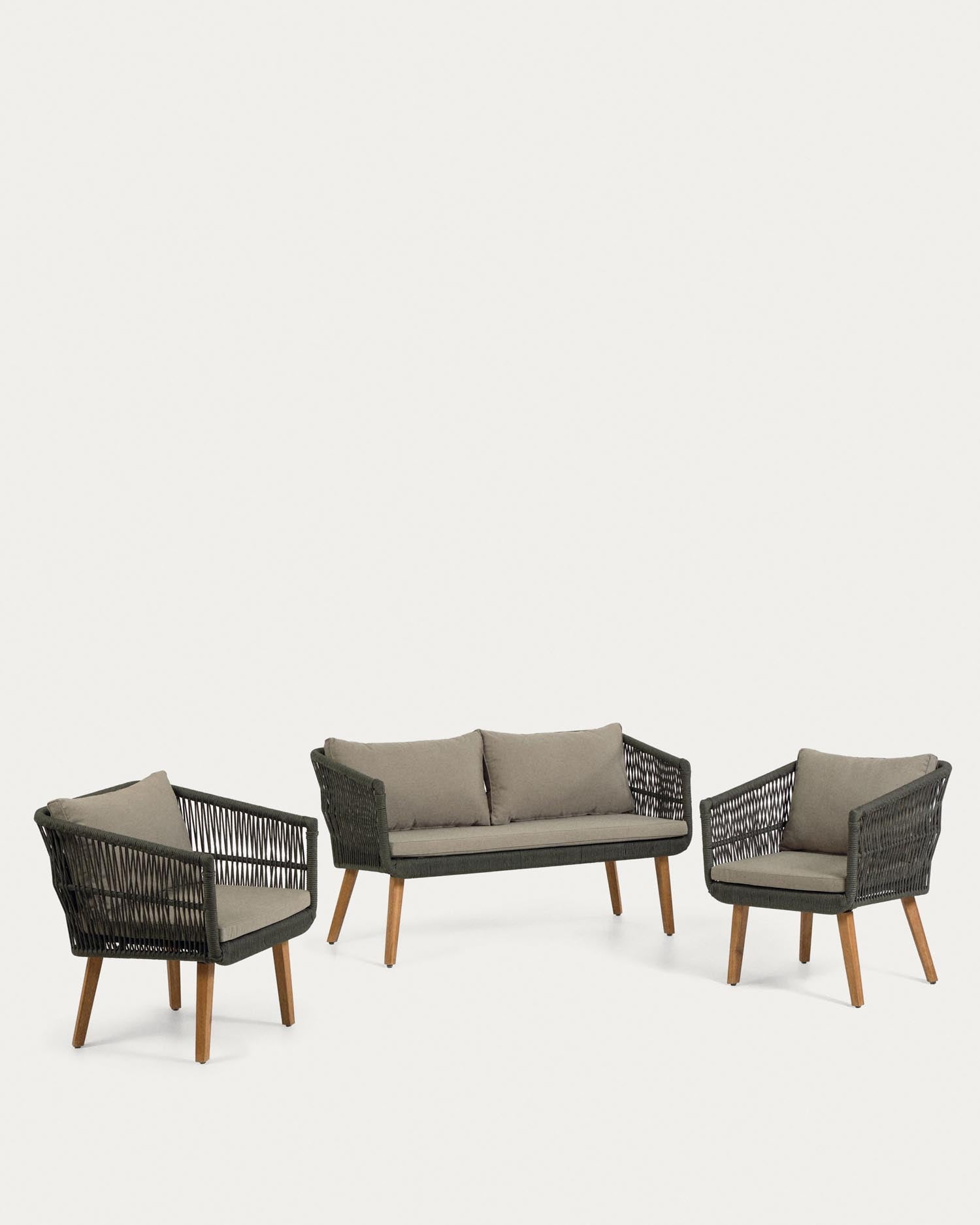 Das Set Inti von Kave Home umfasst ein stilvolles 2-Sitzer-Sofa und zwei Stühle mit grünem Seil, gefertigt aus FSC-zertifiziertem Holz.