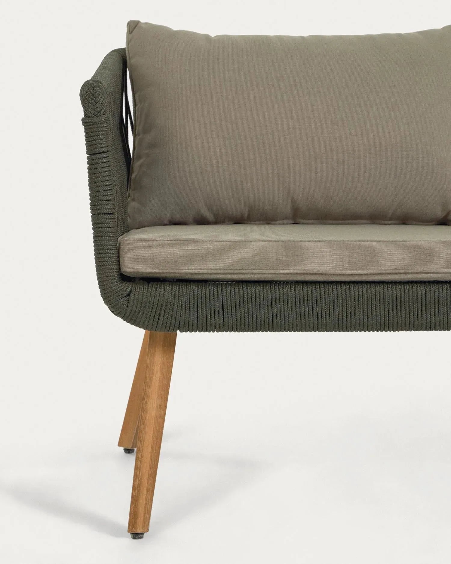 Das Inti Set von Kave Home: 2-Sitzer-Sofa und 2 Stühle, grün bespannt, aus FSC-zertifiziertem Holz, stilvoll und umweltfreundlich.