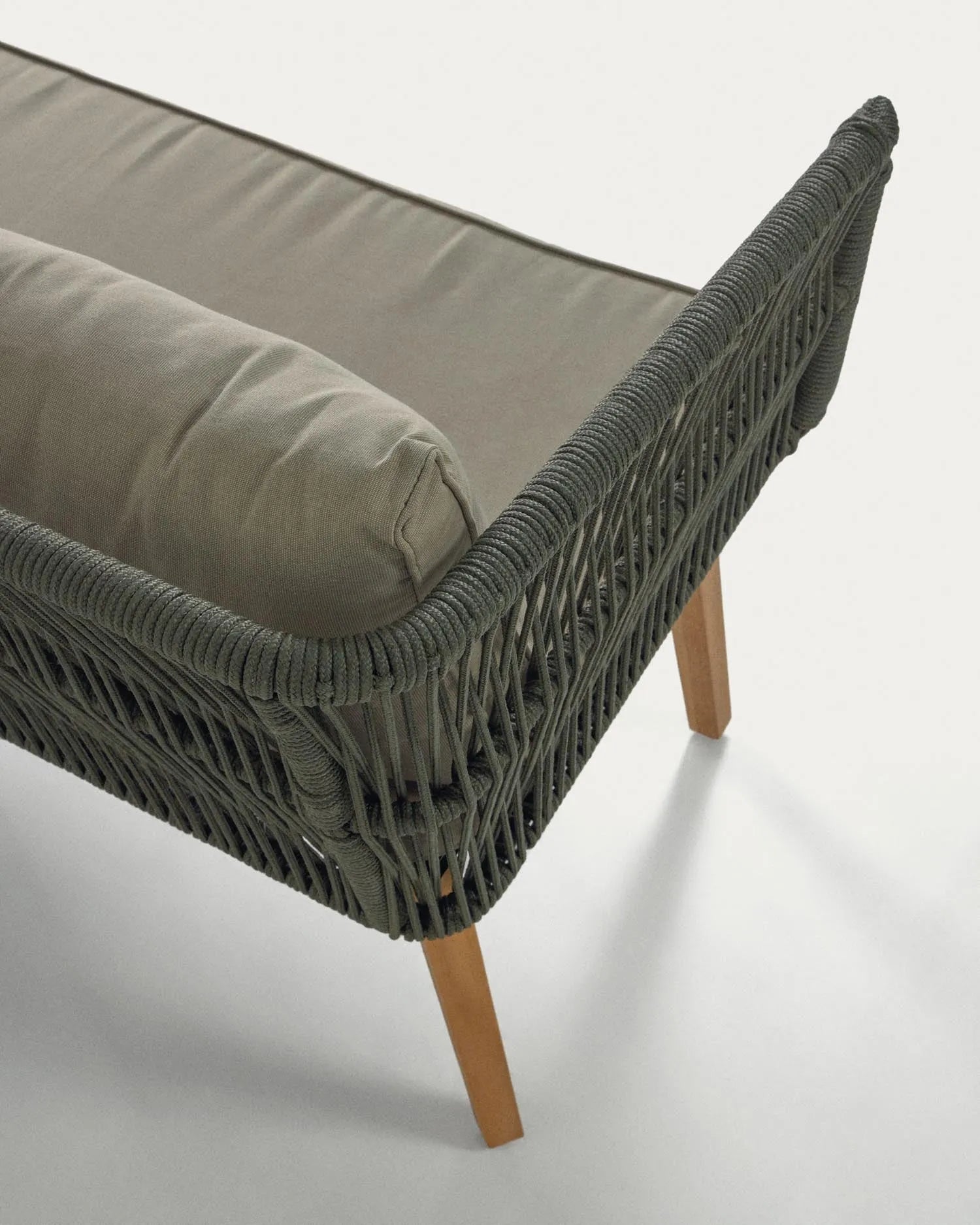 Das Inti Set von Kave Home: 2-Sitzer-Sofa und 2 Stühle mit grünem Seil, aus nachhaltigem FSC-Holz, stilvoll und umweltfreundlich.