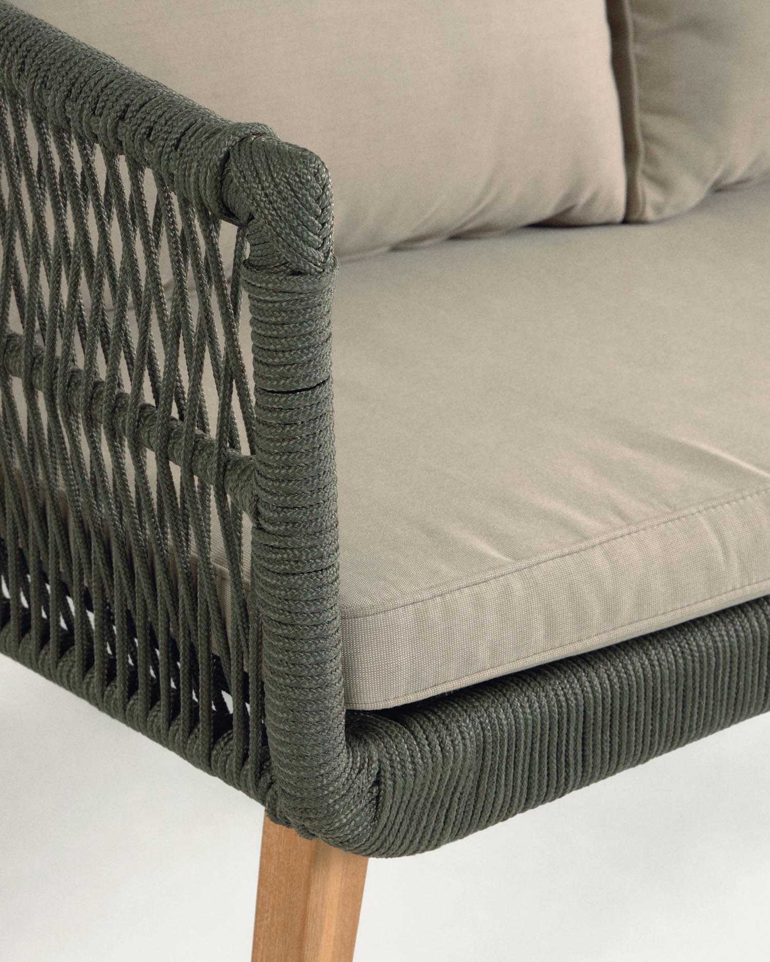 Das Inti Set von Kave Home: 2-Sitzer-Sofa und 2 Stühle, grün bespannt, aus FSC-zertifiziertem Holz, stilvoll und umweltfreundlich.