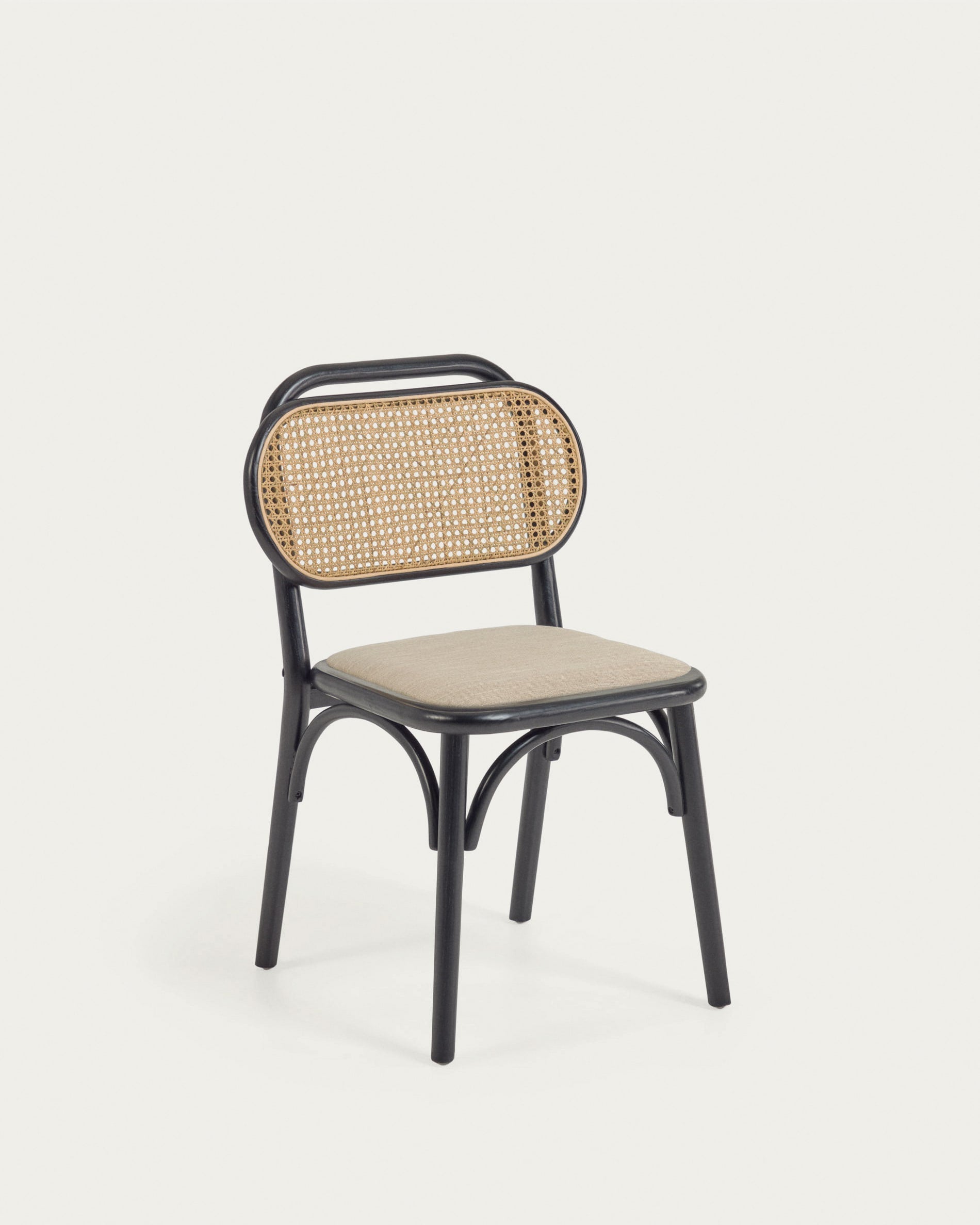 Eleganter Doriane Stuhl aus massiver Ulme, schwarzes Finish, gepolsterter Sitz, zeitloses Design, nachhaltige Materialien.