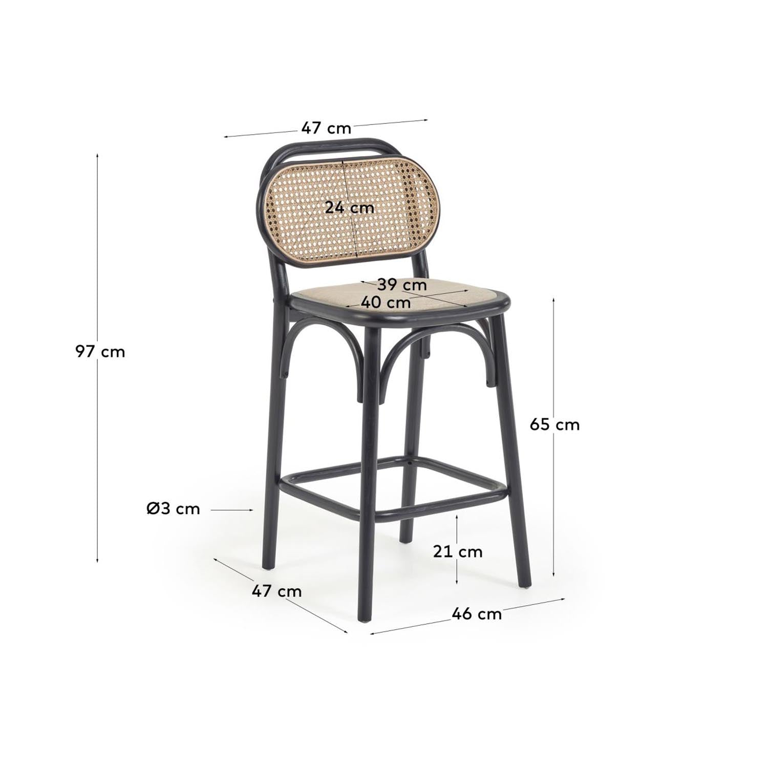Entdecken Sie den Doriane Hocker von Kave Home: 65 cm hoch, aus massivem Ulmenholz mit elegantem schwarzem Lackfinish und bequemer Polsterung.