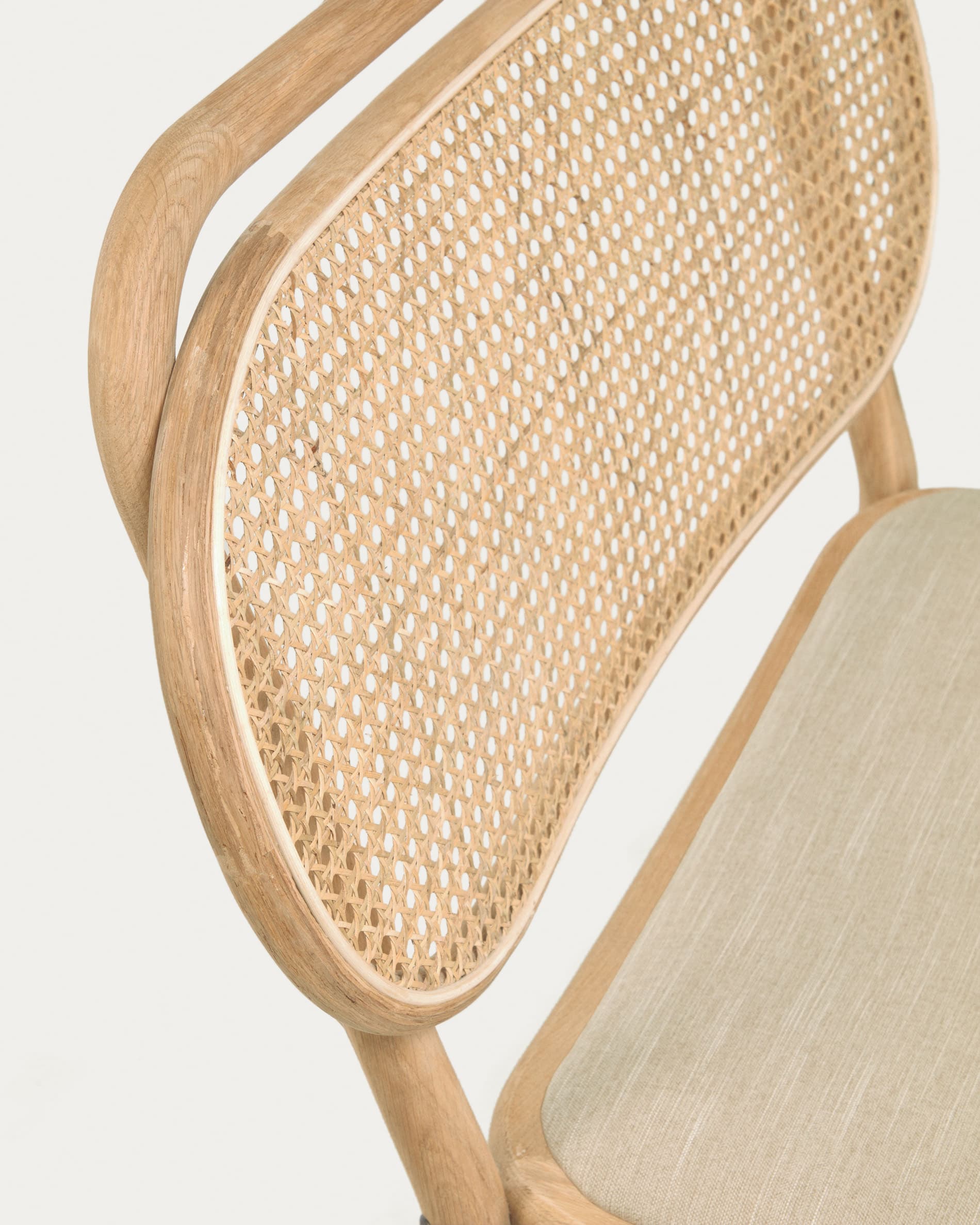 Eleganter Doriane Sessel aus FSC-zertifizierter Eiche mit Naturfinish und gepolstertem Sitz, perfekt für stilvolle Einrichtungen.