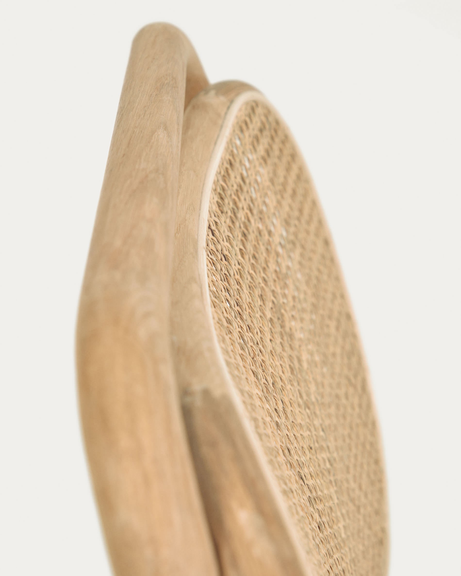 Stilvoller Doriane Sessel aus FSC-zertifizierter Eiche mit Naturfinish und gepolstertem Sitz, ideal für moderne Wohnräume.