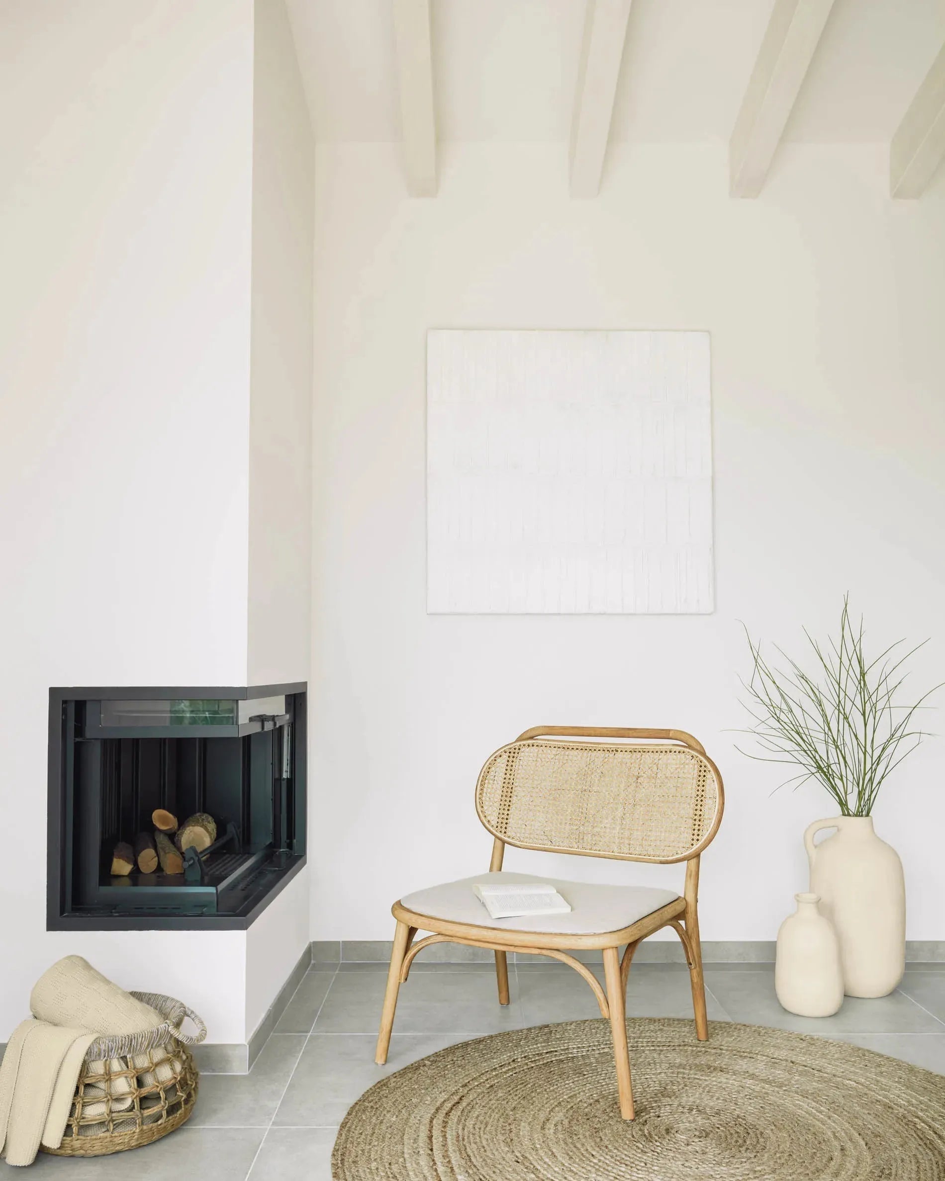 Stilvoller Doriane Sessel aus FSC-zertifizierter Eiche mit Naturfinish und gepolstertem Sitz, ideal für modernes Wohnen.
