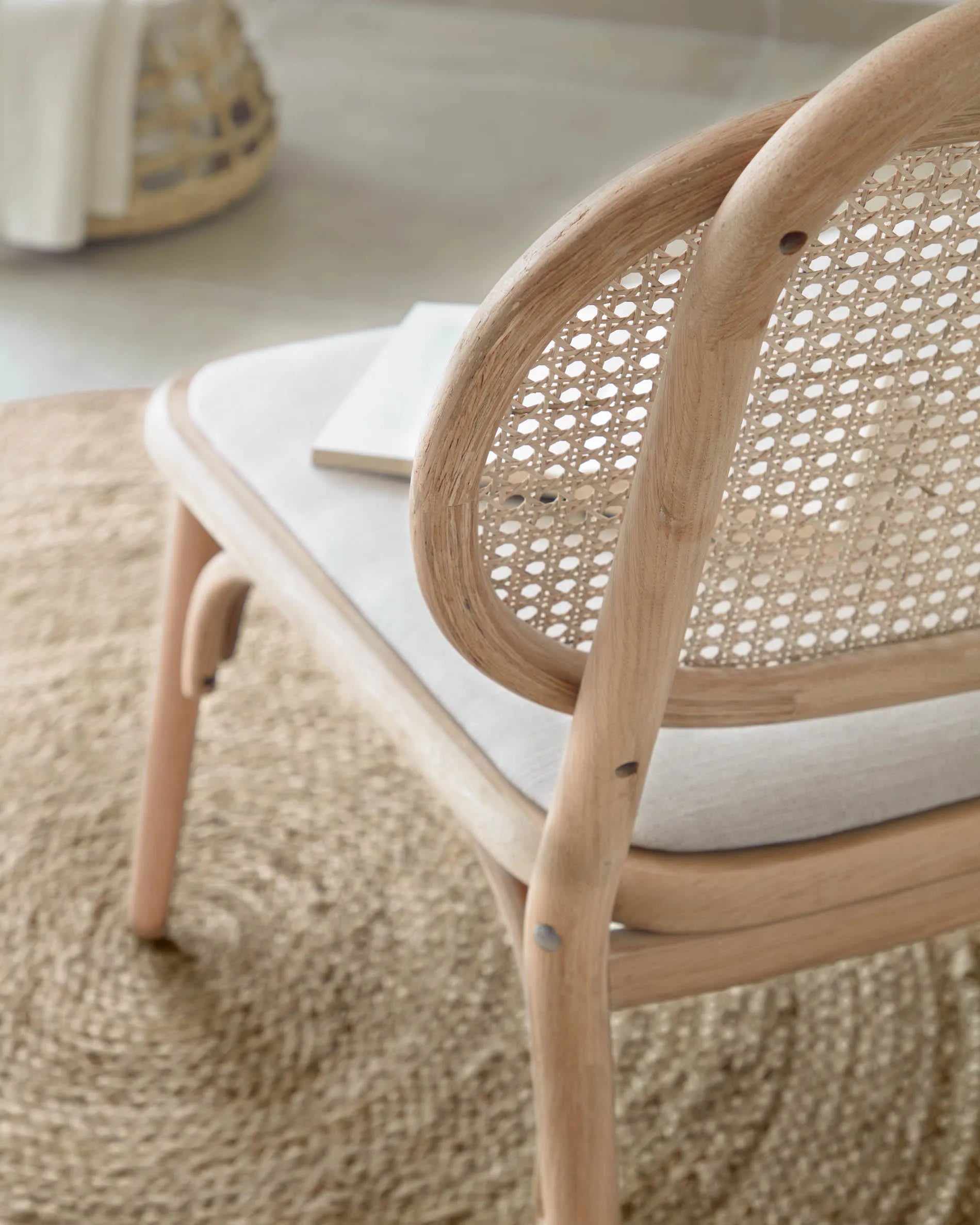 Eleganter Sessel aus massiver Eiche mit Naturfinish, gepolstertem Sitz und Rattanrücken, FSC-zertifiziert, stilvoll und nachhaltig.