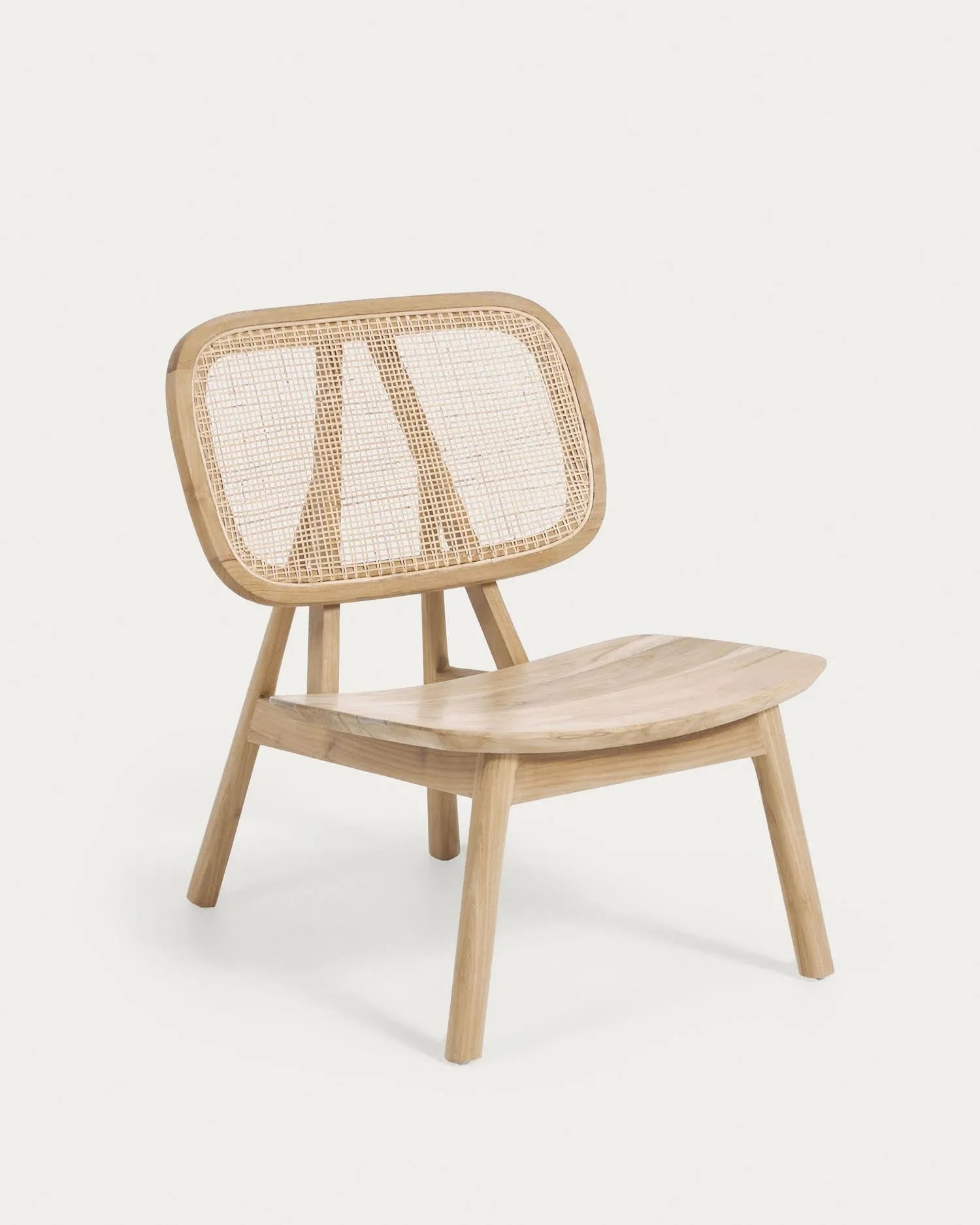 Eleganter Nadra Sessel aus Teakholz und Rattan: robust, komfortabel, nachhaltig. Perfekt für drinnen und draußen. Zeitloses Design.