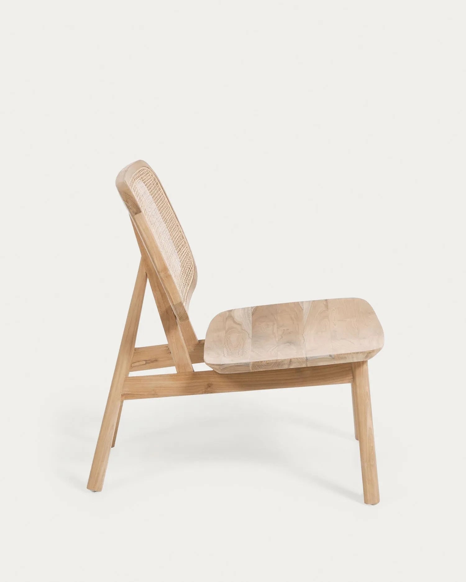 Eleganter Sessel aus Teakholz und Rattan, handgefertigt für Komfort und Stil, ideal für drinnen und draußen.